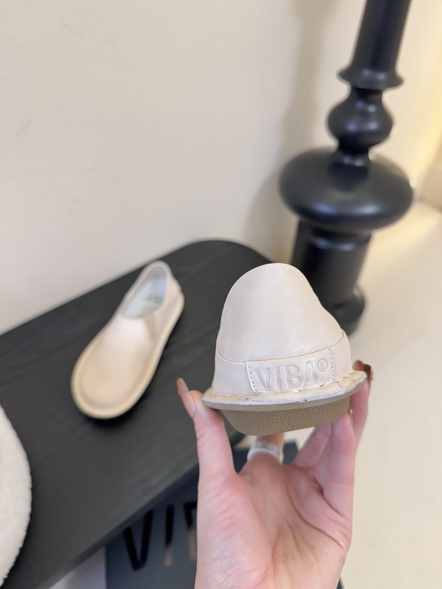 VIBAe来自芬兰，由五位挚友以冒险精神创立的鞋履品牌。“VIBAe”在芬兰语中意为“氛围”，而这个词语