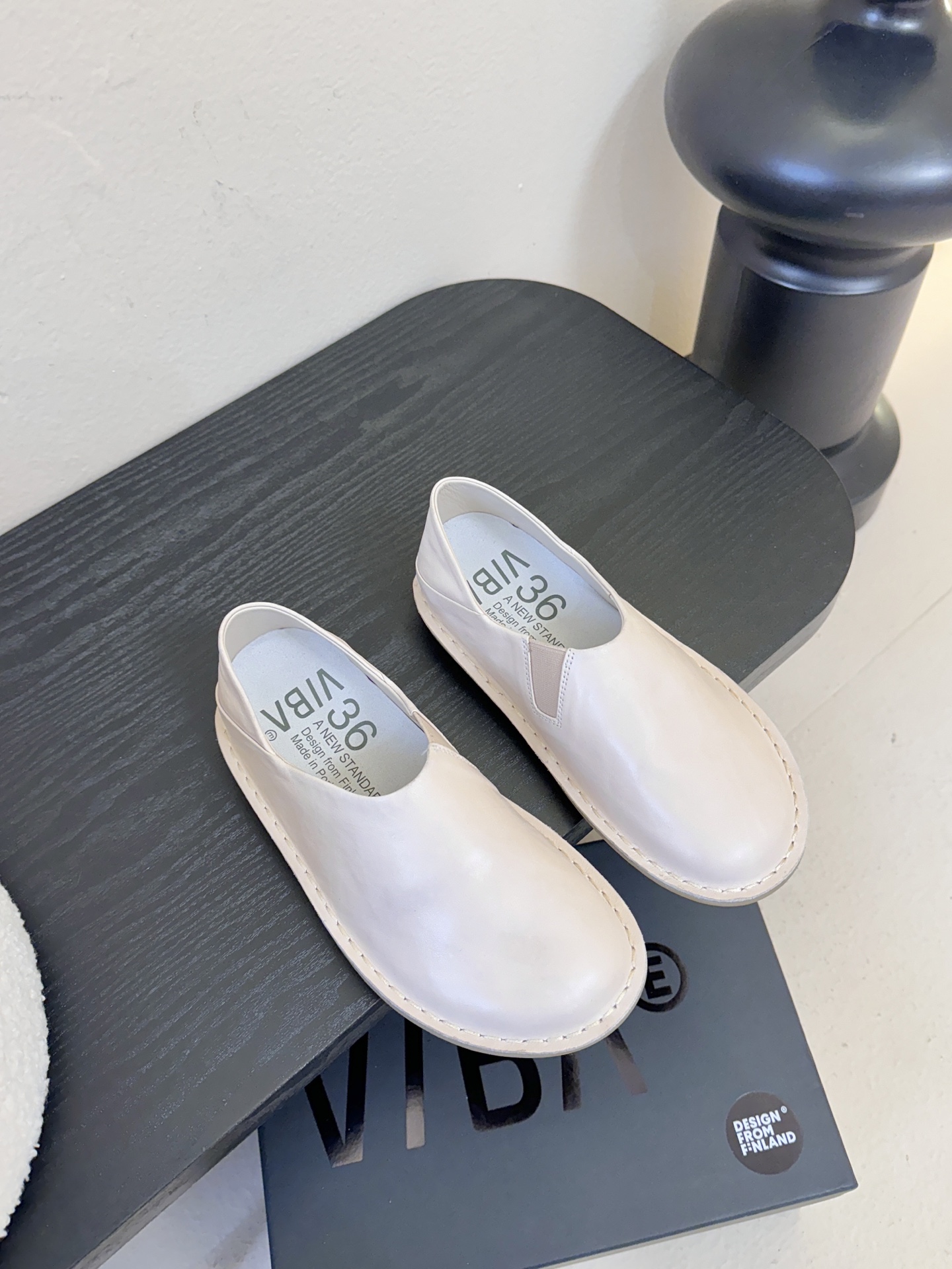 VIBAe来自芬兰，由五位挚友以冒险精神创立的鞋履品牌。“VIBAe”在芬兰语中意为“氛围”，而这个词语