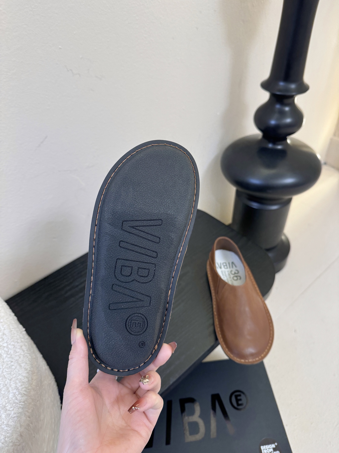 VIBAe来自芬兰，由五位挚友以冒险精神创立的鞋履品牌。“VIBAe”在芬兰语中意为“氛围”，而这个词语