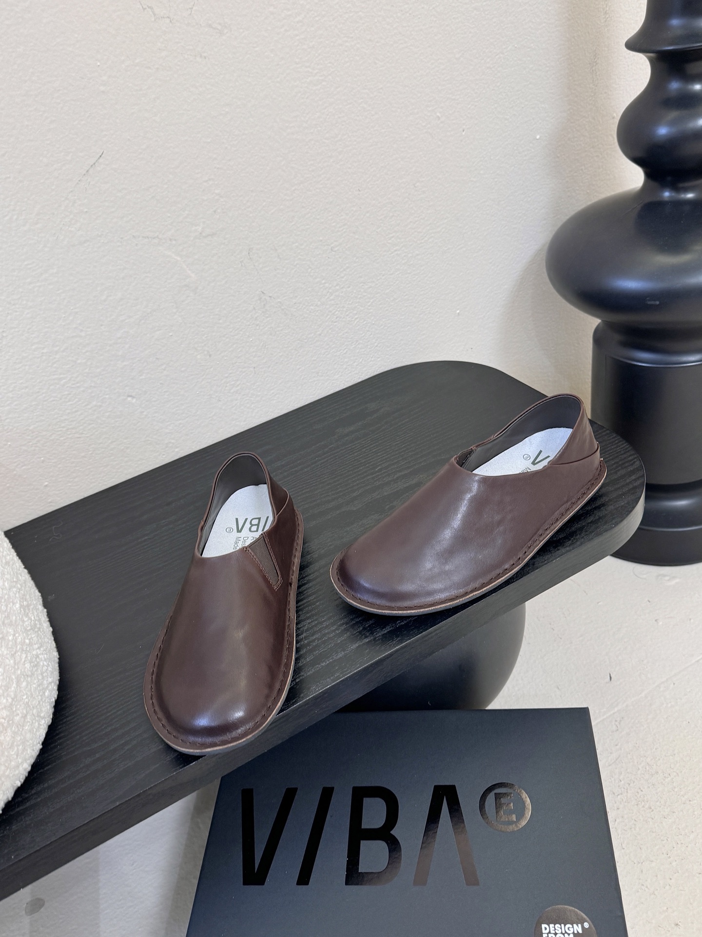 VIBAe来自芬兰，由五位挚友以冒险精神创立的鞋履品牌。“VIBAe”在芬兰语中意为“氛围”，而这个词语