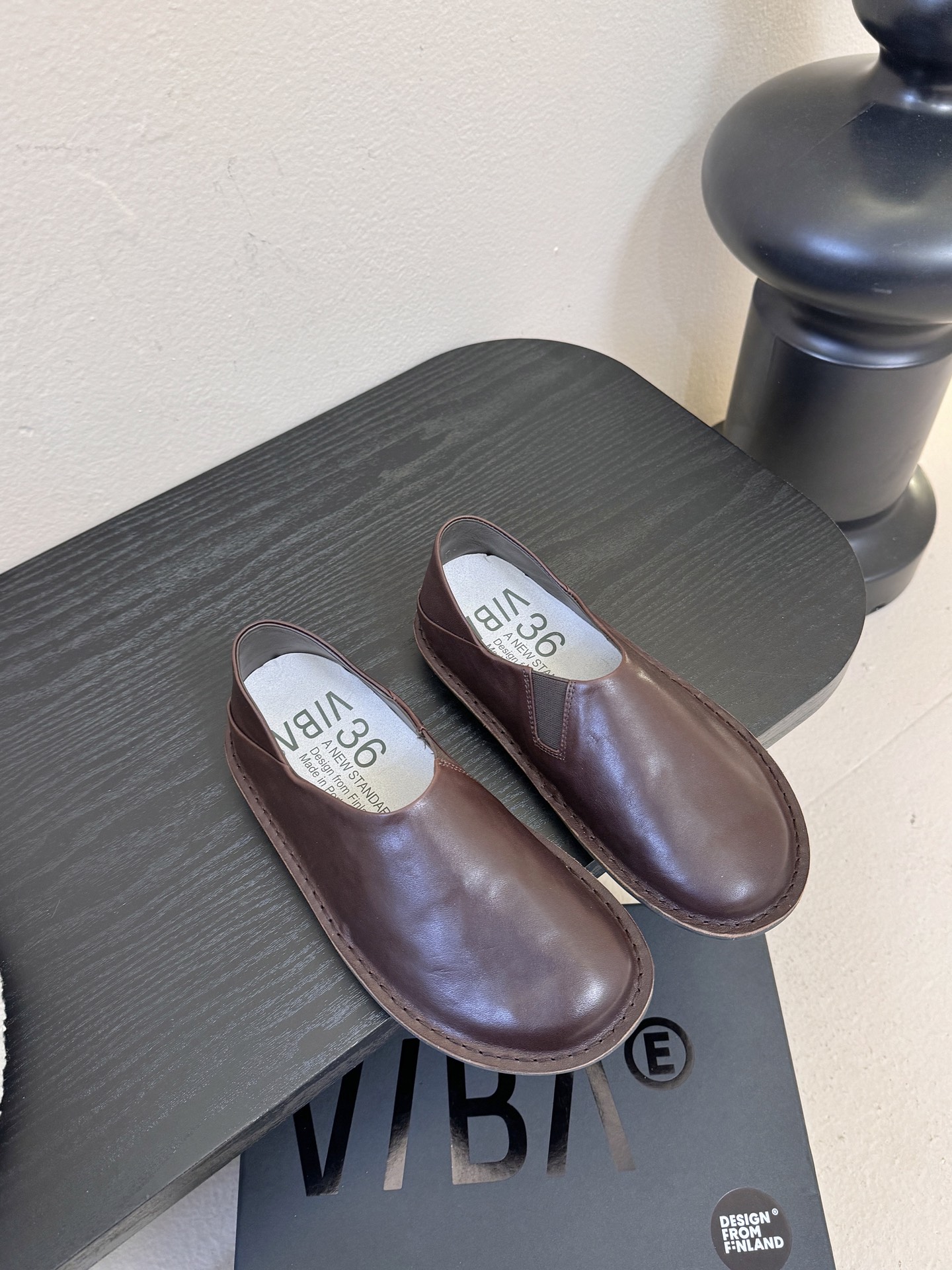 VIBAe来自芬兰，由五位挚友以冒险精神创立的鞋履品牌。“VIBAe”在芬兰语中意为“氛围”，而这个词语