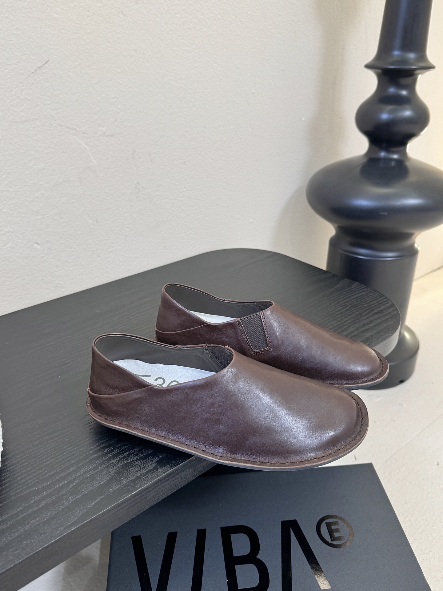 VIBAe来自芬兰，由五位挚友以冒险精神创立的鞋履品牌。“VIBAe”在芬兰语中意为“氛围”，而这个词语