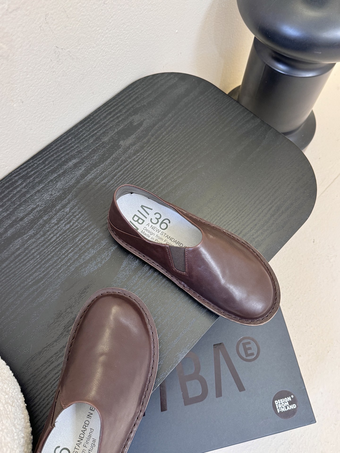 VIBAe来自芬兰，由五位挚友以冒险精神创立的鞋履品牌。“VIBAe”在芬兰语中意为“氛围”，而这个词语