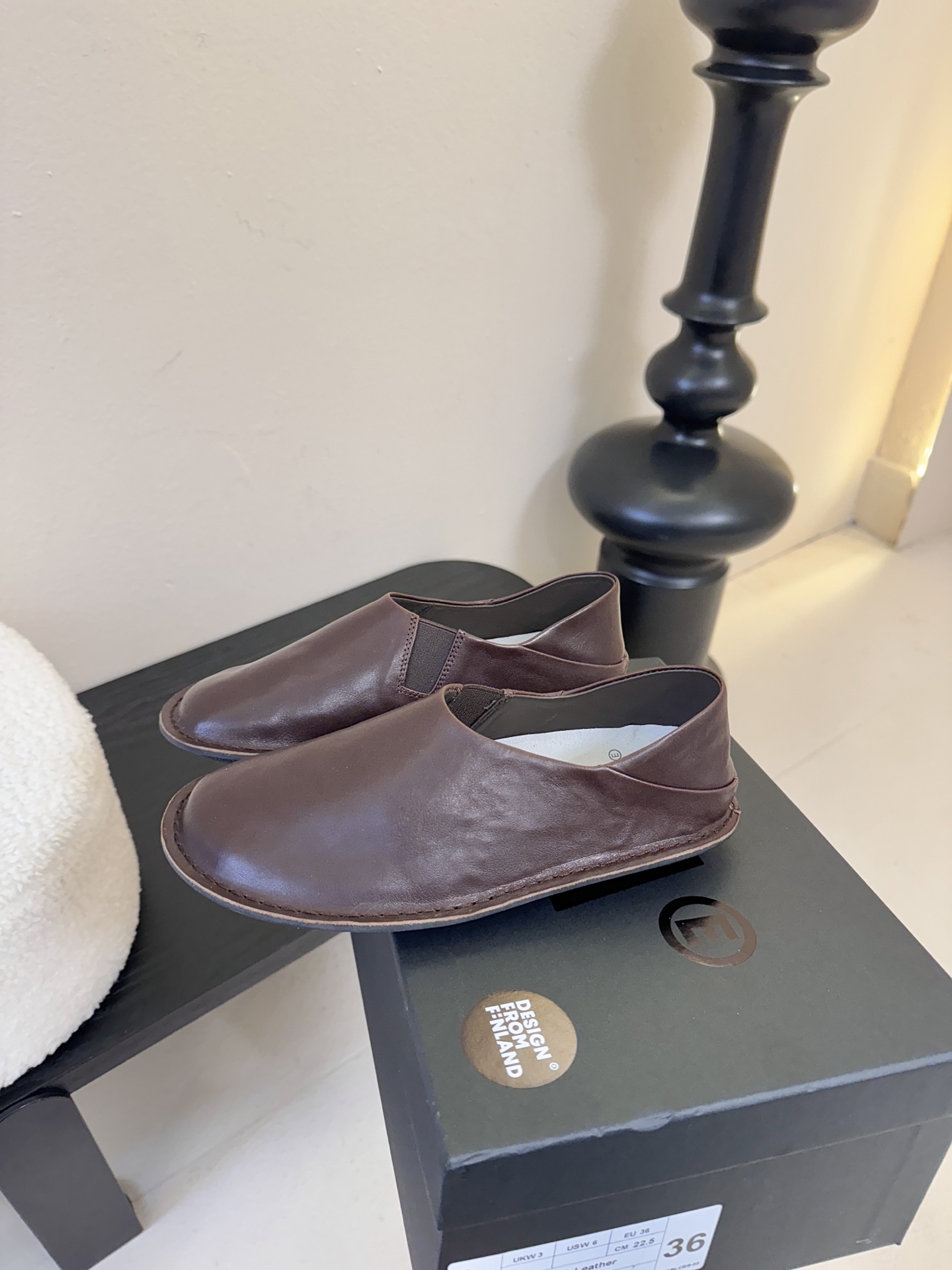 VIBAe来自芬兰，由五位挚友以冒险精神创立的鞋履品牌。“VIBAe”在芬兰语中意为“氛围”，而这个词语