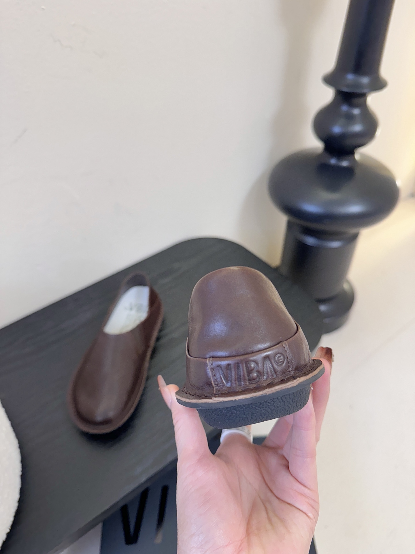 VIBAe来自芬兰，由五位挚友以冒险精神创立的鞋履品牌。“VIBAe”在芬兰语中意为“氛围”，而这个词语