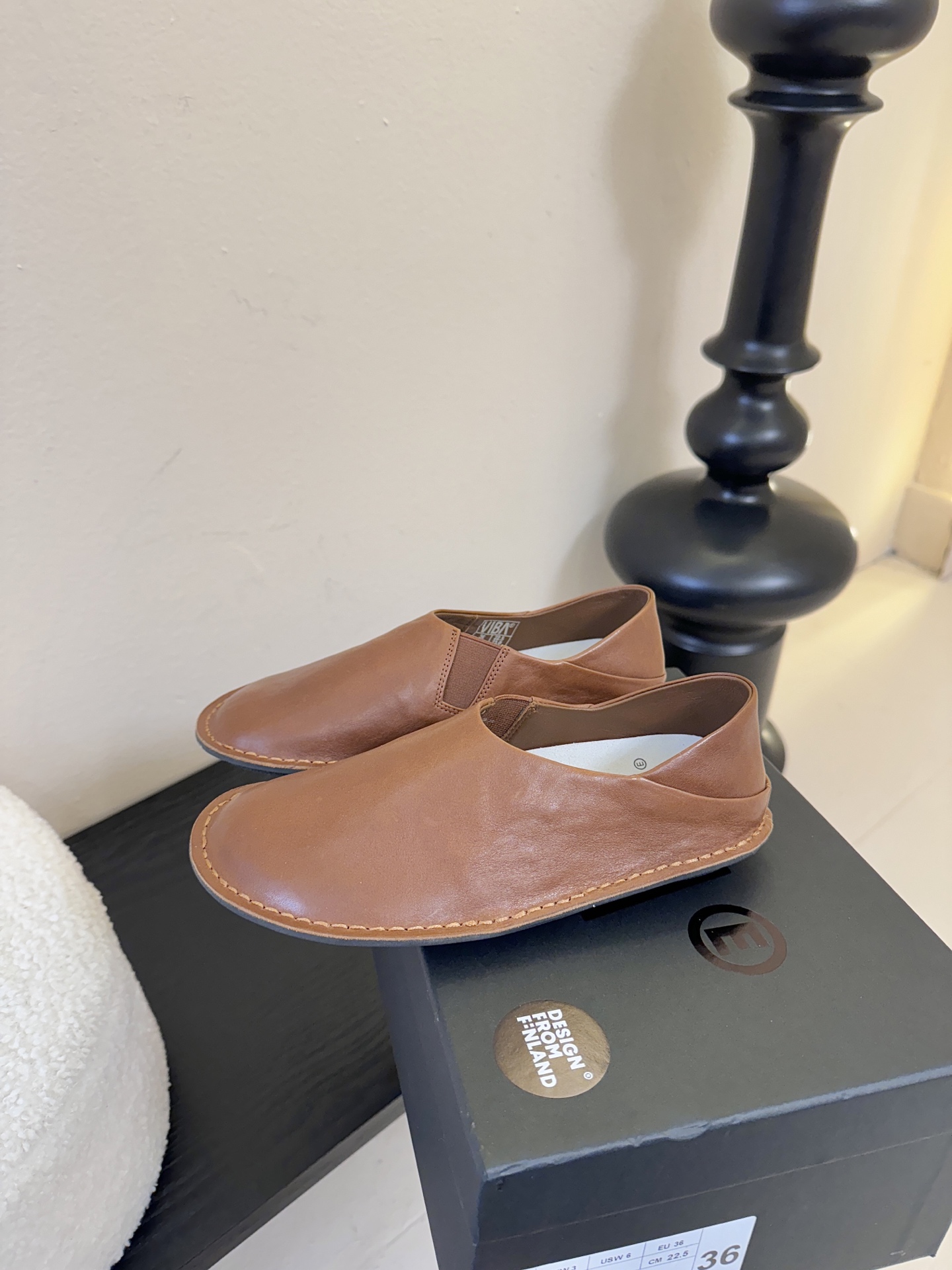 VIBAe来自芬兰，由五位挚友以冒险精神创立的鞋履品牌。“VIBAe”在芬兰语中意为“氛围”，而这个词语