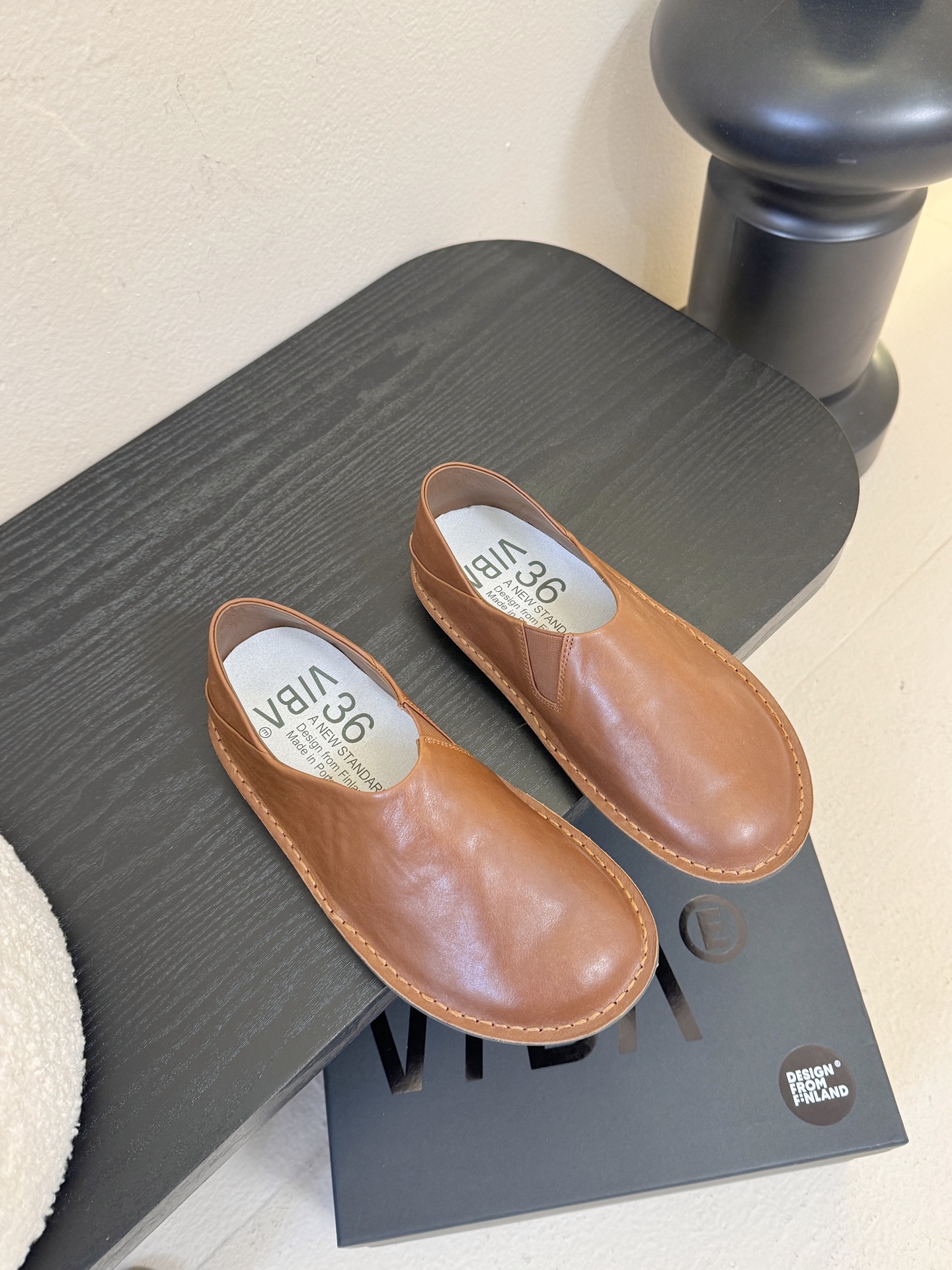 VIBAe来自芬兰，由五位挚友以冒险精神创立的鞋履品牌。“VIBAe”在芬兰语中意为“氛围”，而这个词语