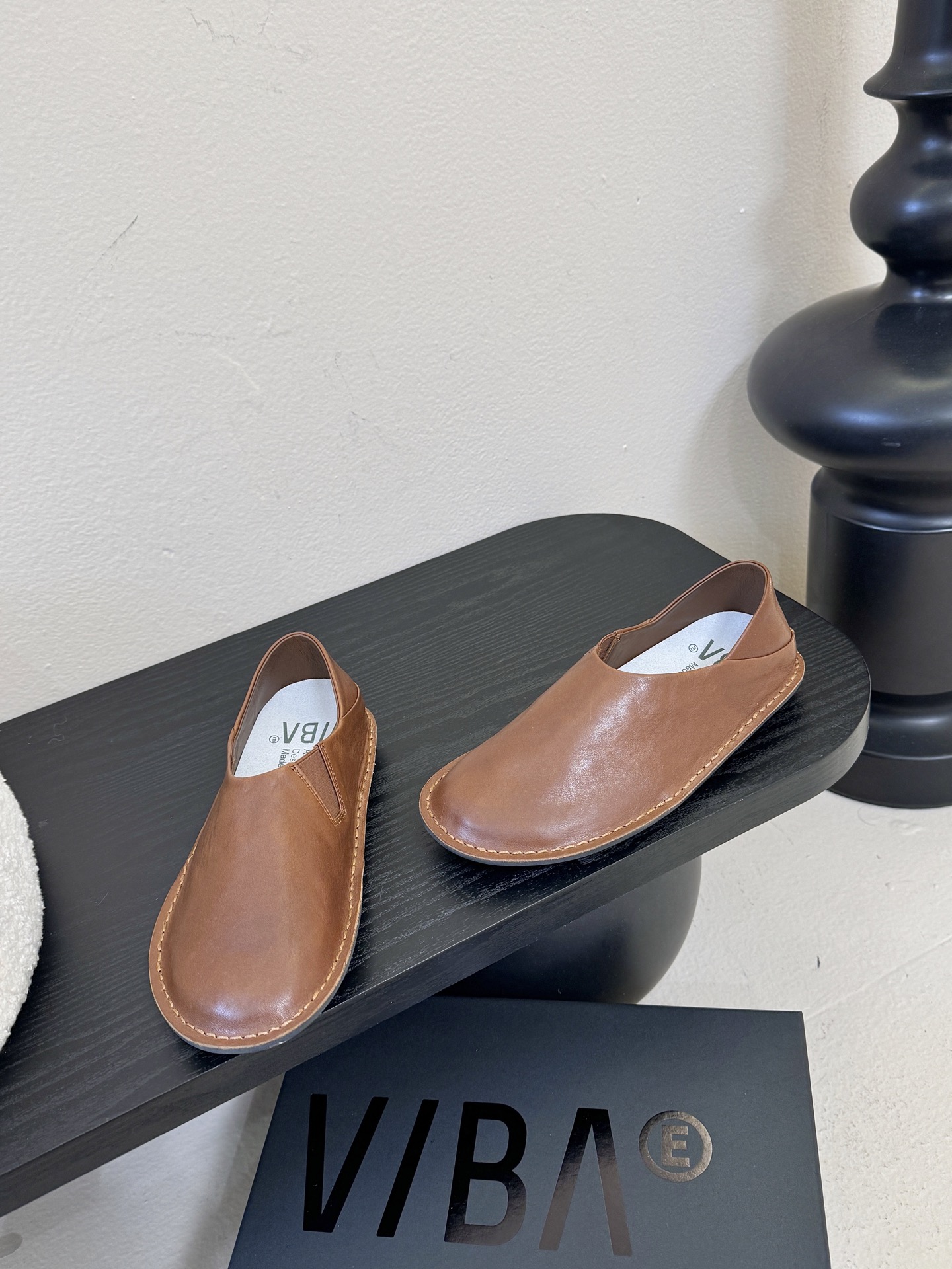 VIBAe来自芬兰，由五位挚友以冒险精神创立的鞋履品牌。“VIBAe”在芬兰语中意为“氛围”，而这个词语