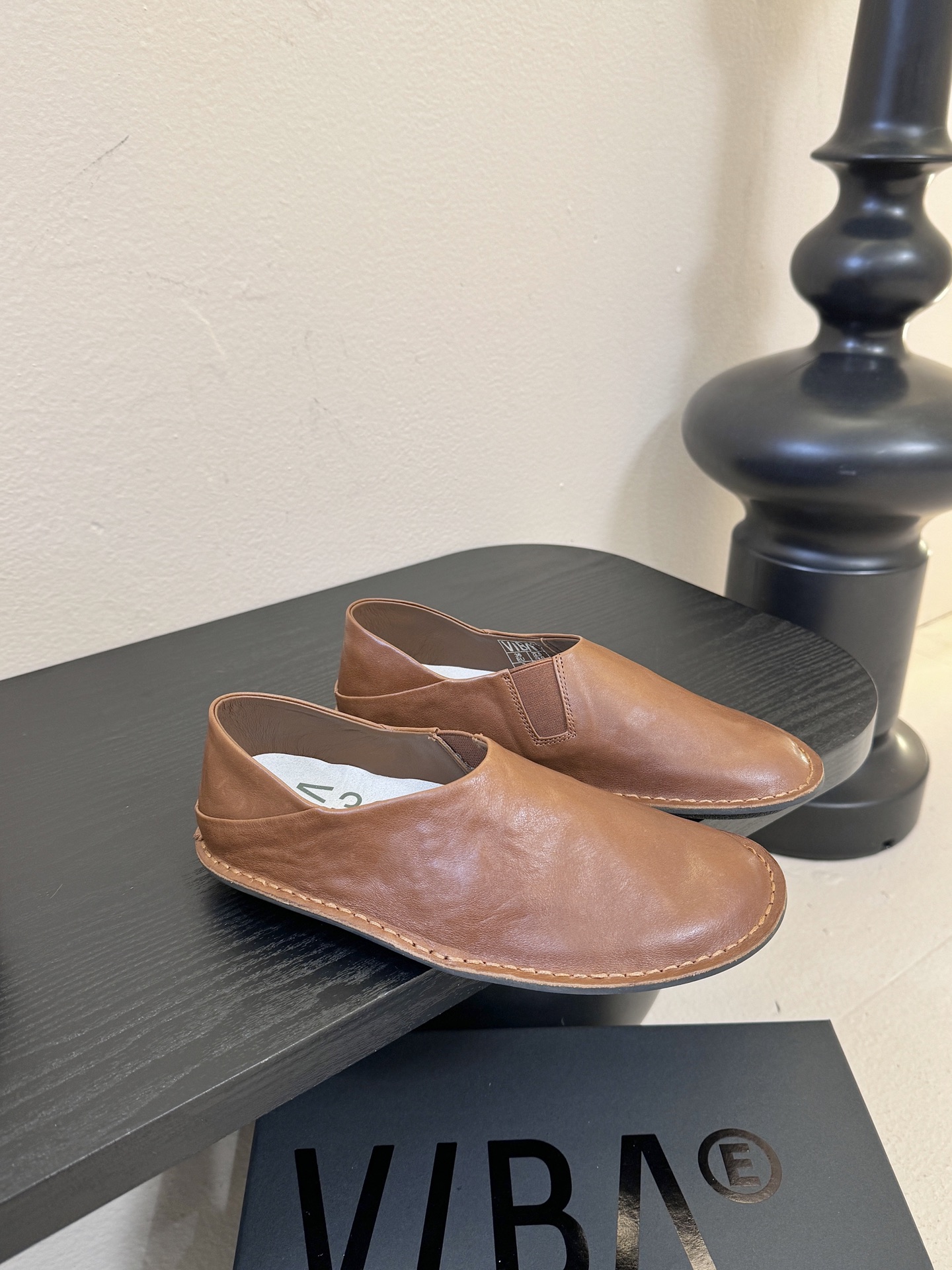 VIBAe来自芬兰，由五位挚友以冒险精神创立的鞋履品牌。“VIBAe”在芬兰语中意为“氛围”，而这个词语