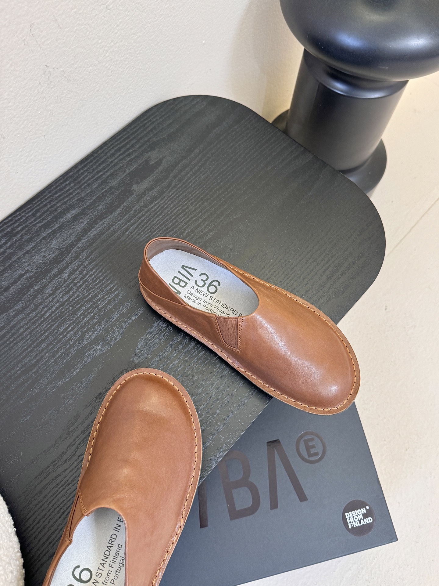 VIBAe来自芬兰，由五位挚友以冒险精神创立的鞋履品牌。“VIBAe”在芬兰语中意为“氛围”，而这个词语