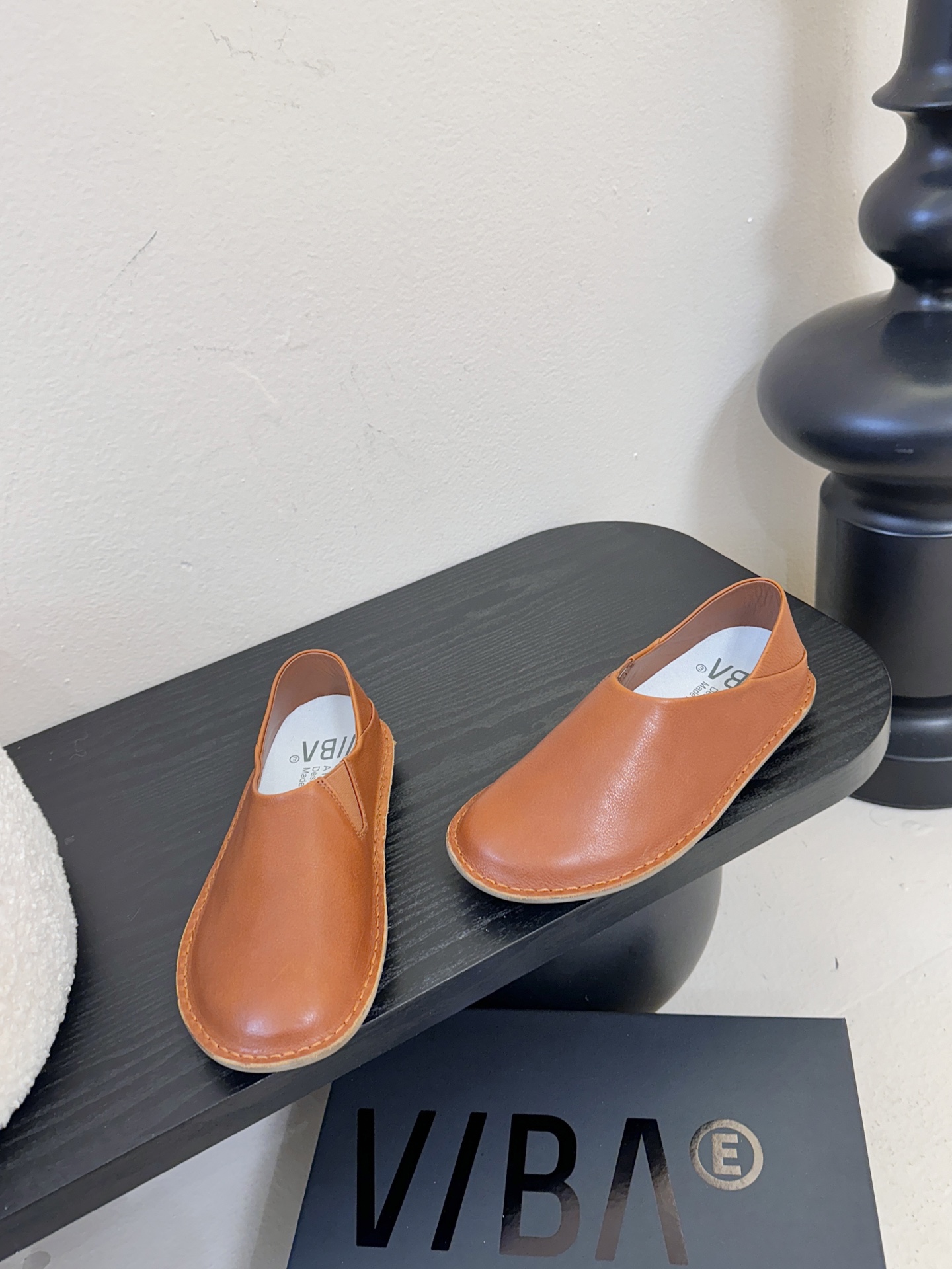 VIBAe来自芬兰，由五位挚友以冒险精神创立的鞋履品牌。“VIBAe”在芬兰语中意为“氛围”，而这个词语