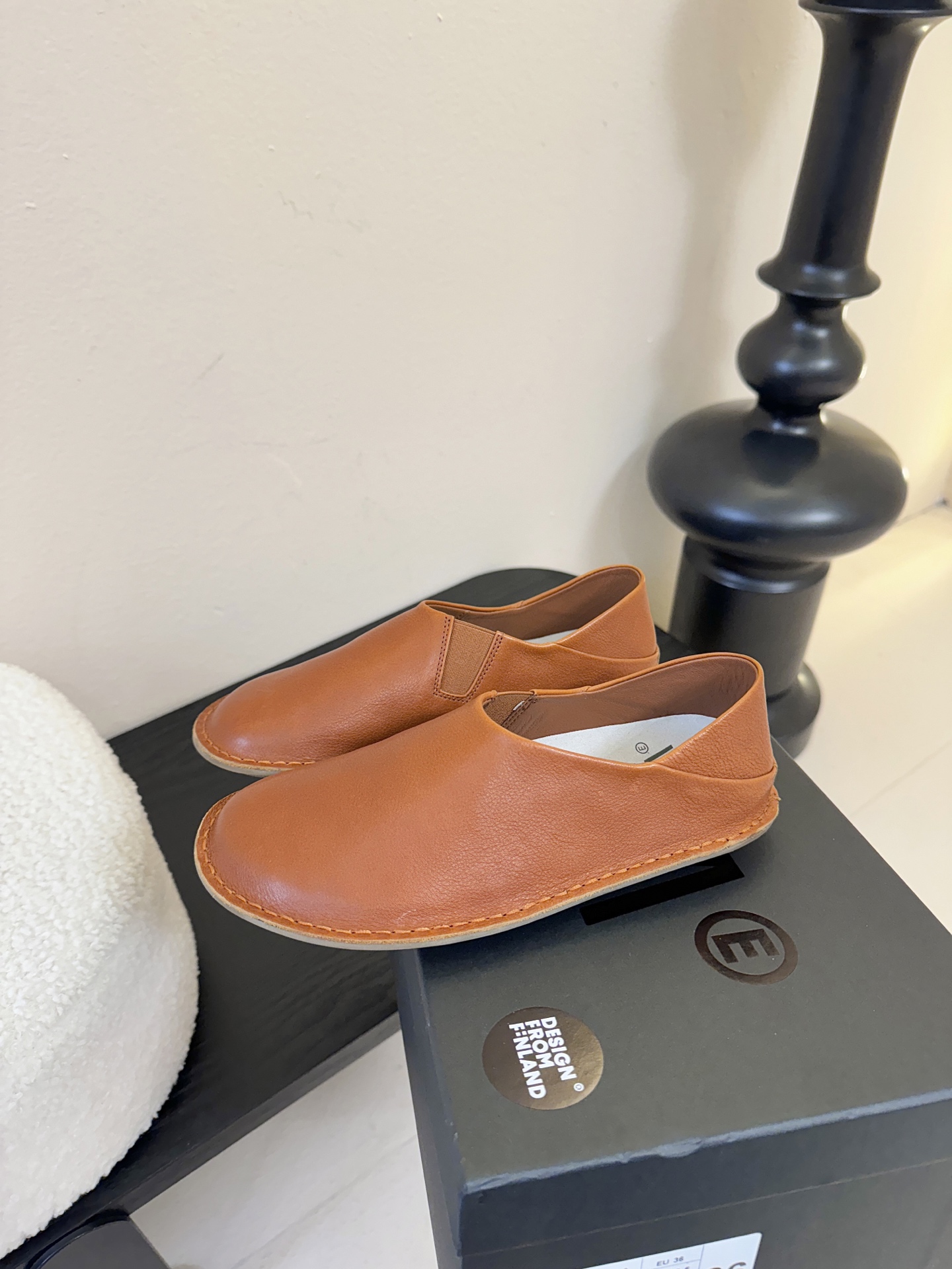 VIBAe来自芬兰，由五位挚友以冒险精神创立的鞋履品牌。“VIBAe”在芬兰语中意为“氛围”，而这个词语