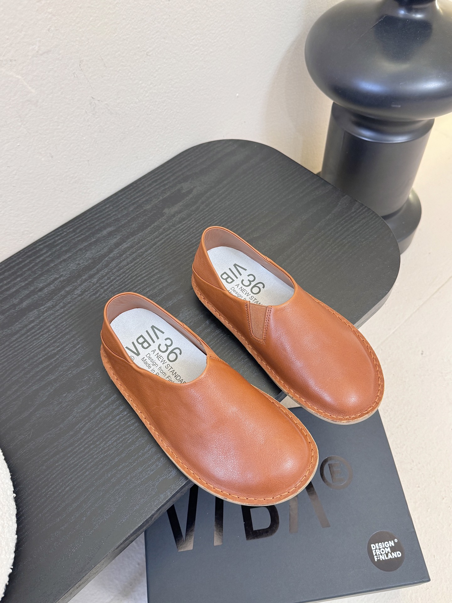 VIBAe来自芬兰，由五位挚友以冒险精神创立的鞋履品牌。“VIBAe”在芬兰语中意为“氛围”，而这个词语