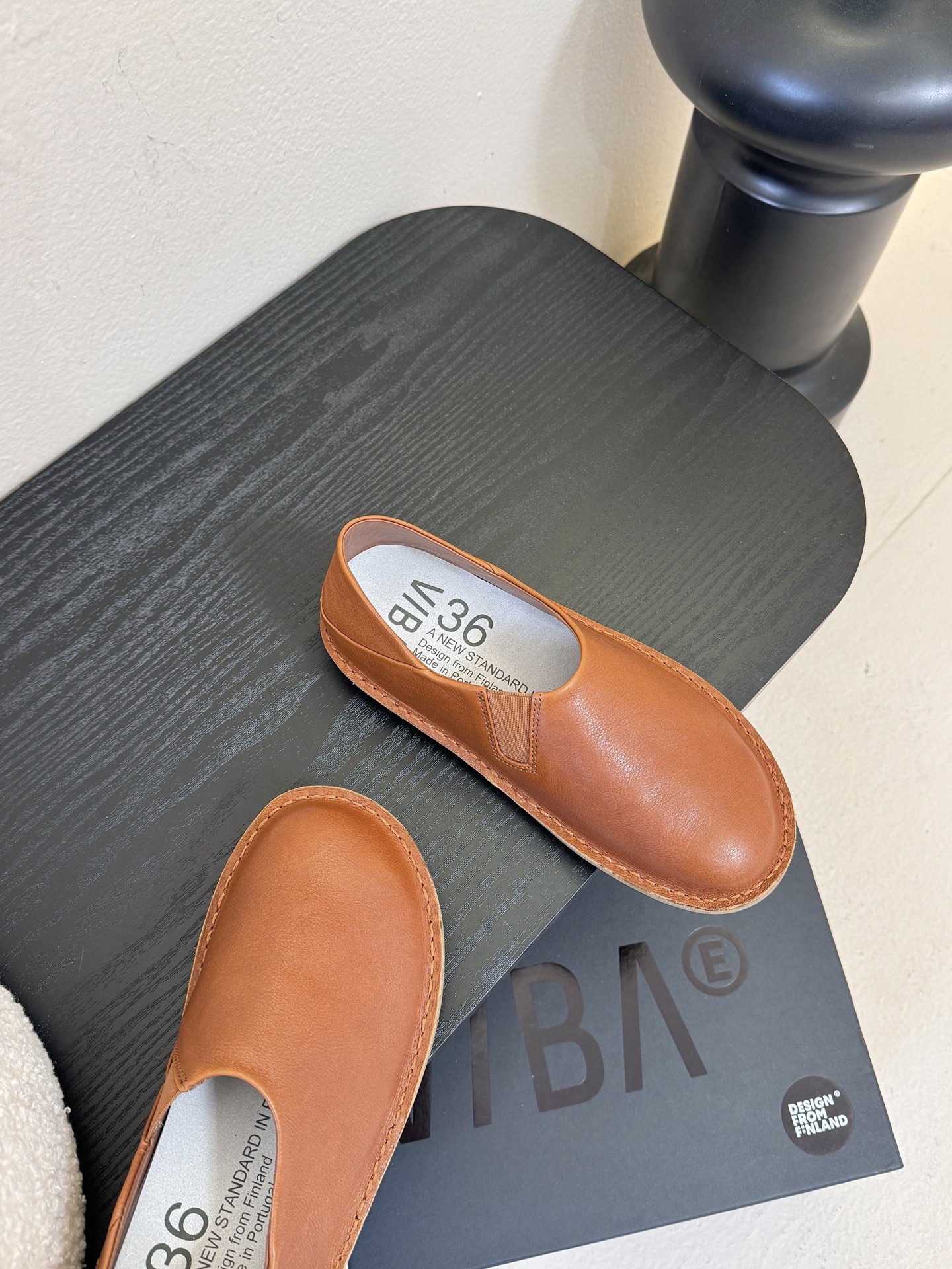 VIBAe来自芬兰，由五位挚友以冒险精神创立的鞋履品牌。“VIBAe”在芬兰语中意为“氛围”，而这个词语