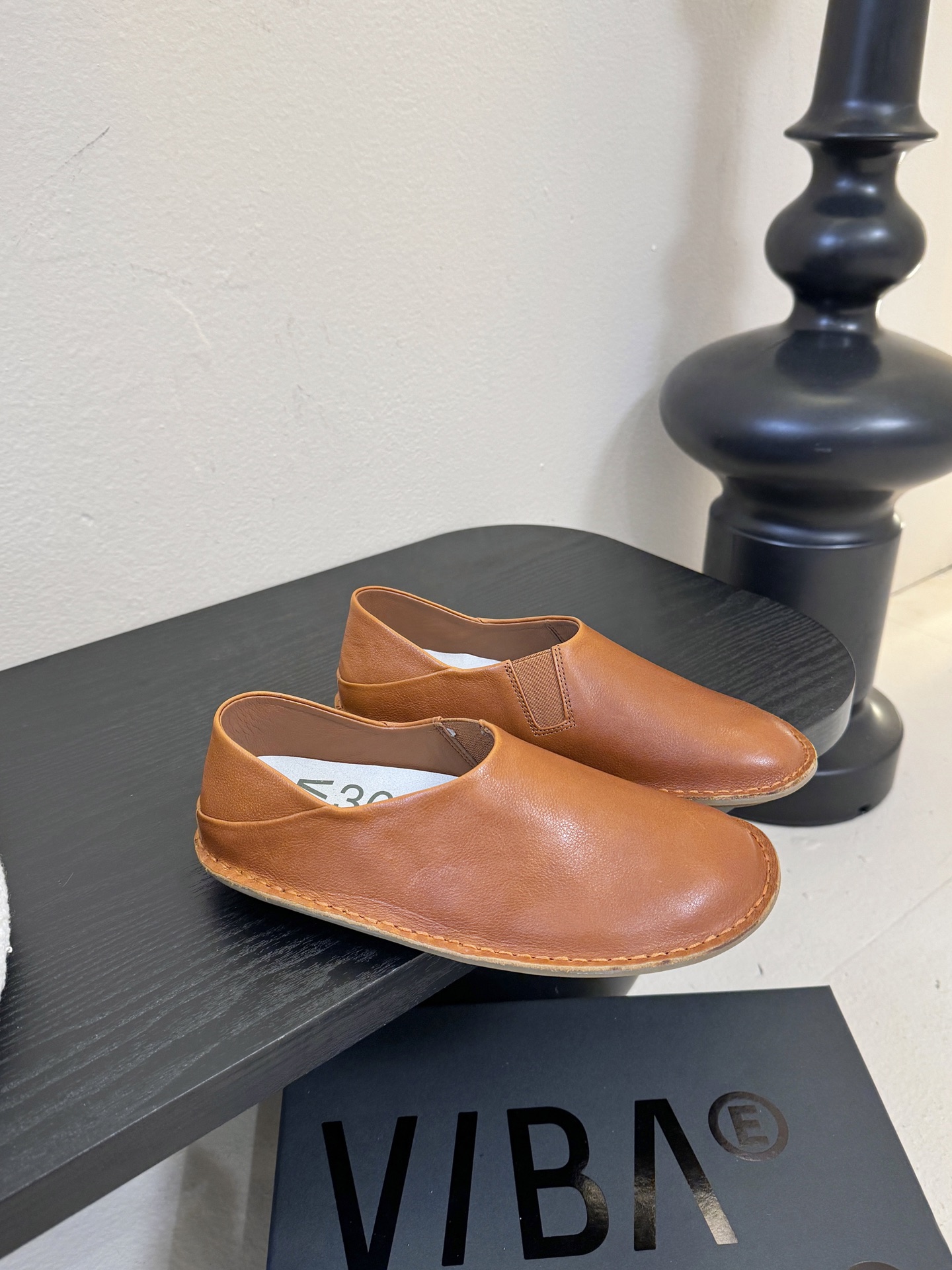 VIBAe来自芬兰，由五位挚友以冒险精神创立的鞋履品牌。“VIBAe”在芬兰语中意为“氛围”，而这个词语