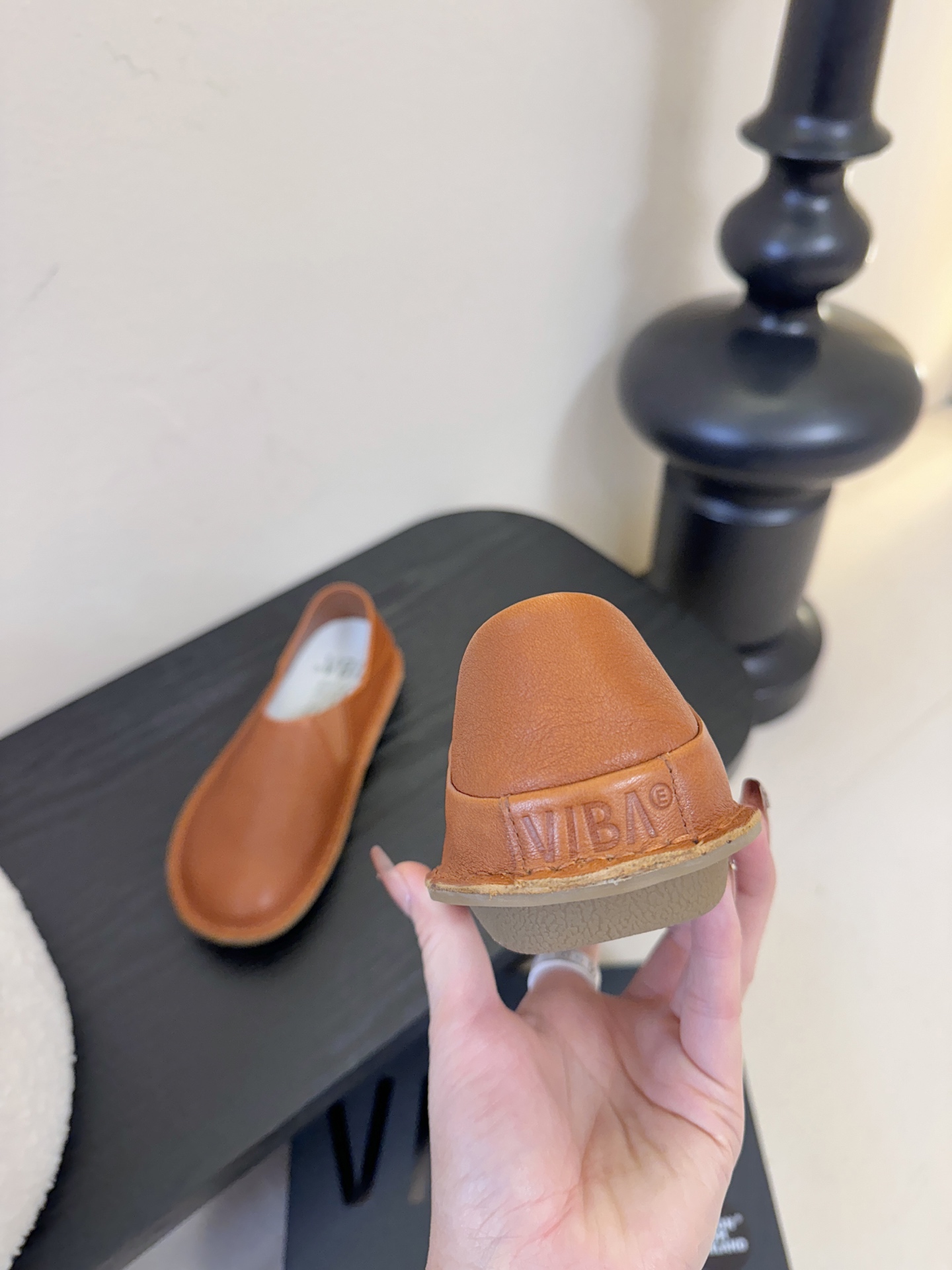 VIBAe来自芬兰，由五位挚友以冒险精神创立的鞋履品牌。“VIBAe”在芬兰语中意为“氛围”，而这个词语