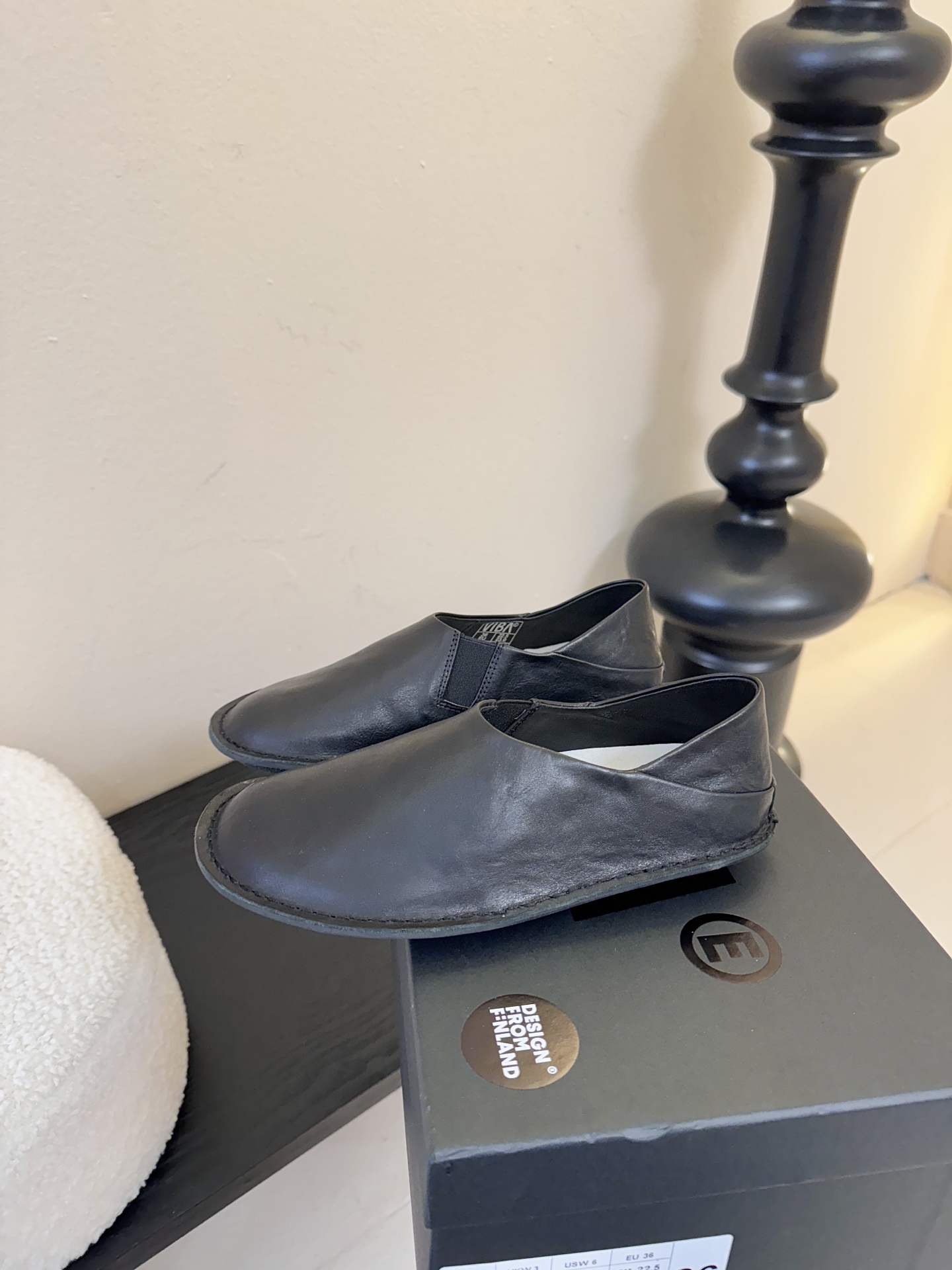 VIBAe来自芬兰，由五位挚友以冒险精神创立的鞋履品牌。“VIBAe”在芬兰语中意为“氛围”，而这个词语