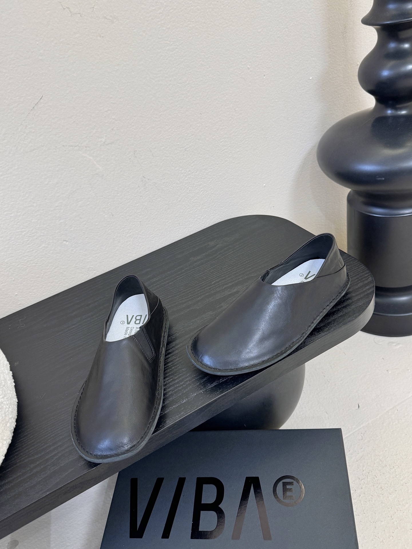 VIBAe来自芬兰，由五位挚友以冒险精神创立的鞋履品牌。“VIBAe”在芬兰语中意为“氛围”，而这个词语