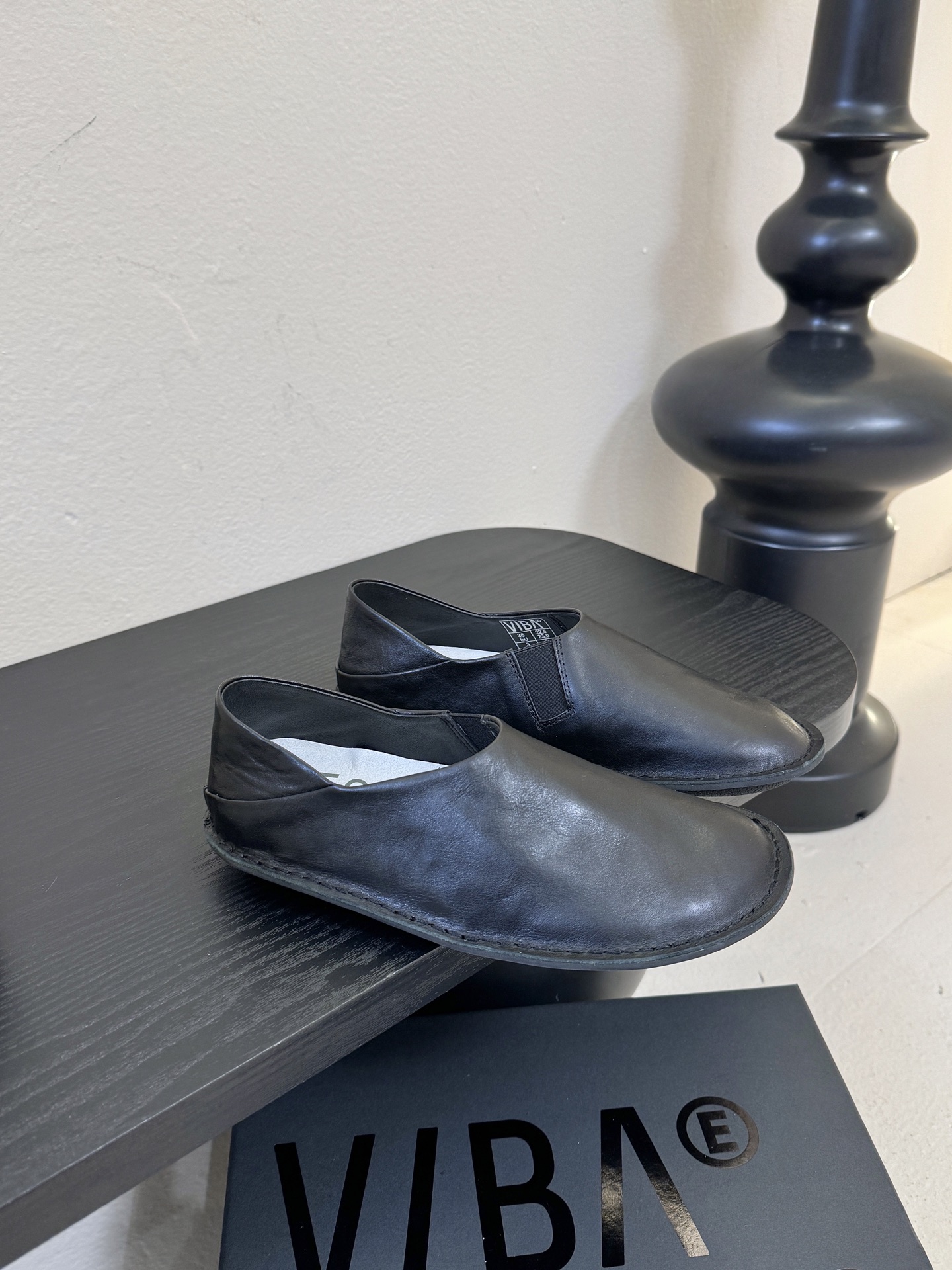 VIBAe来自芬兰，由五位挚友以冒险精神创立的鞋履品牌。“VIBAe”在芬兰语中意为“氛围”，而这个词语