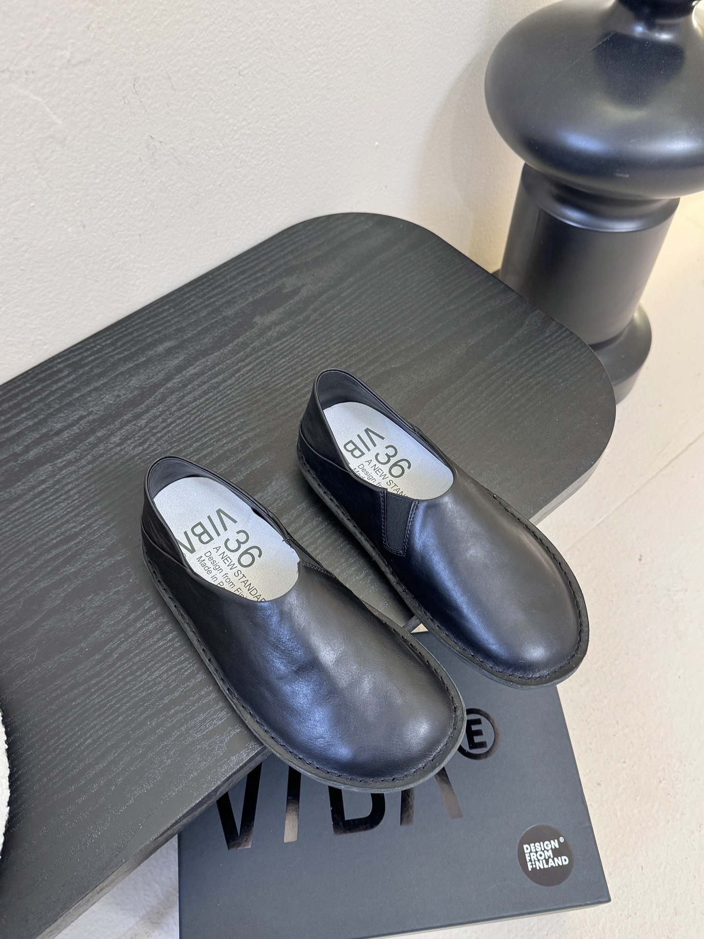 VIBAe来自芬兰，由五位挚友以冒险精神创立的鞋履品牌。“VIBAe”在芬兰语中意为“氛围”，而这个词语