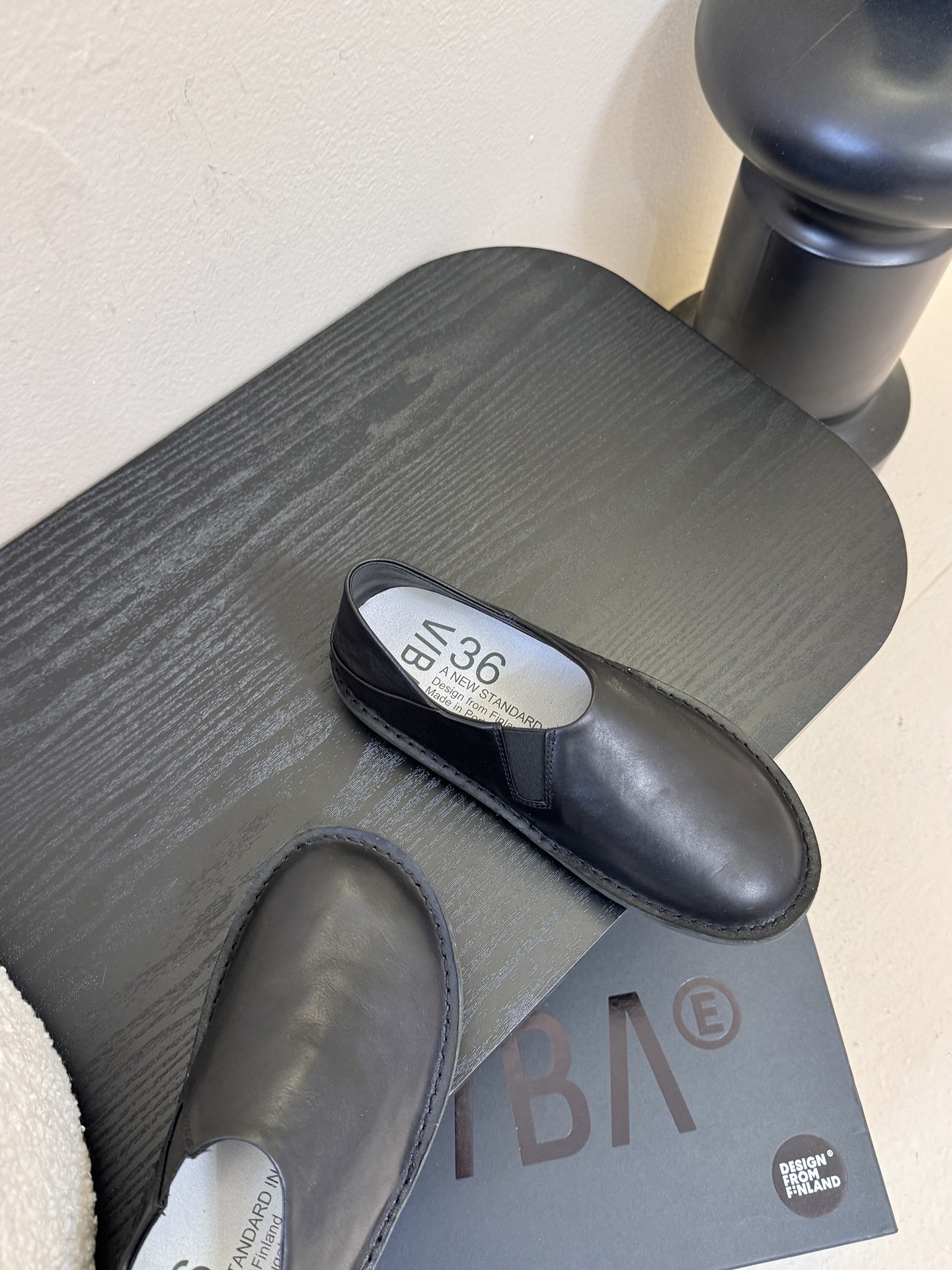 VIBAe来自芬兰，由五位挚友以冒险精神创立的鞋履品牌。“VIBAe”在芬兰语中意为“氛围”，而这个词语