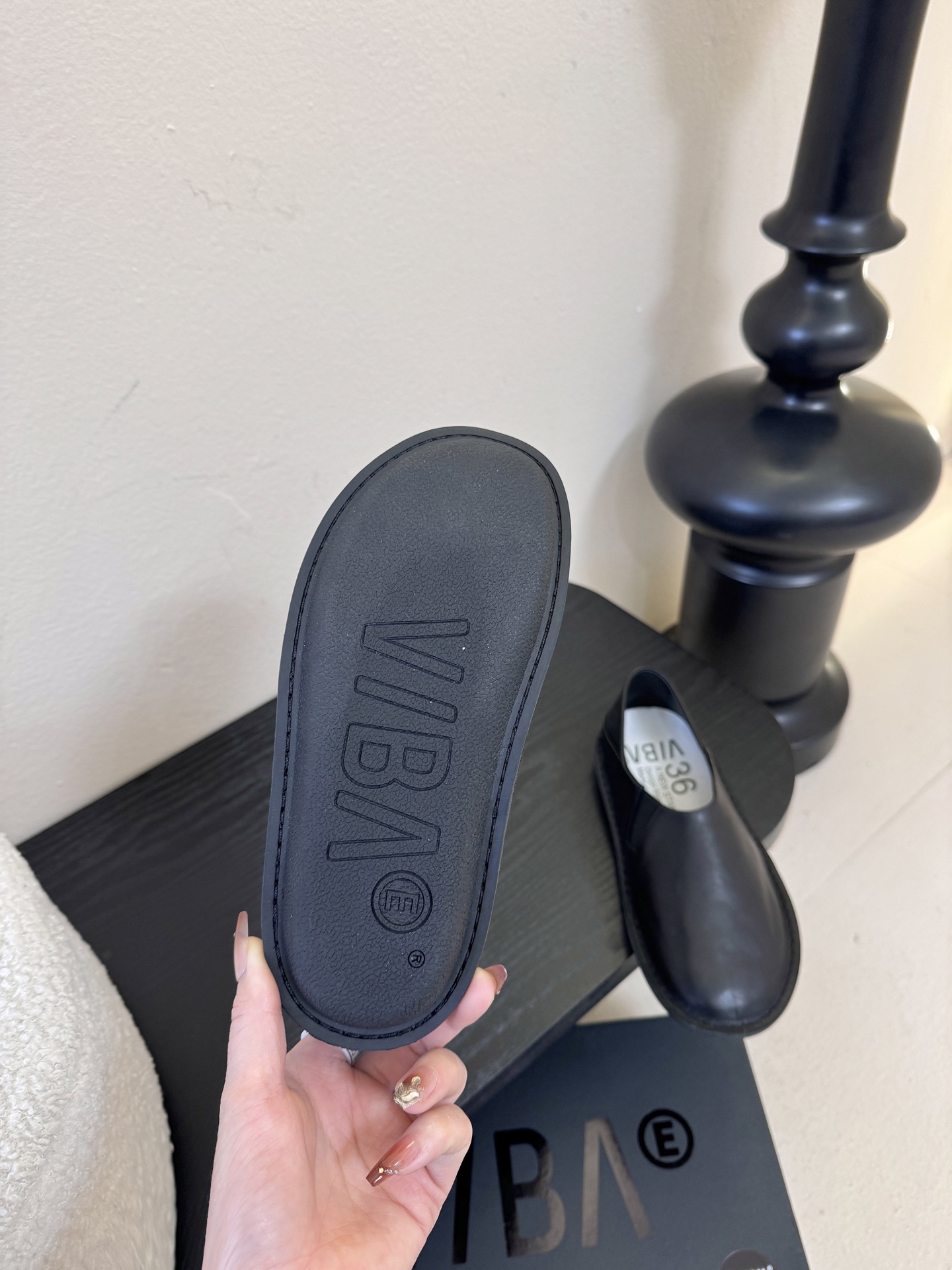 VIBAe来自芬兰，由五位挚友以冒险精神创立的鞋履品牌。“VIBAe”在芬兰语中意为“氛围”，而这个词语