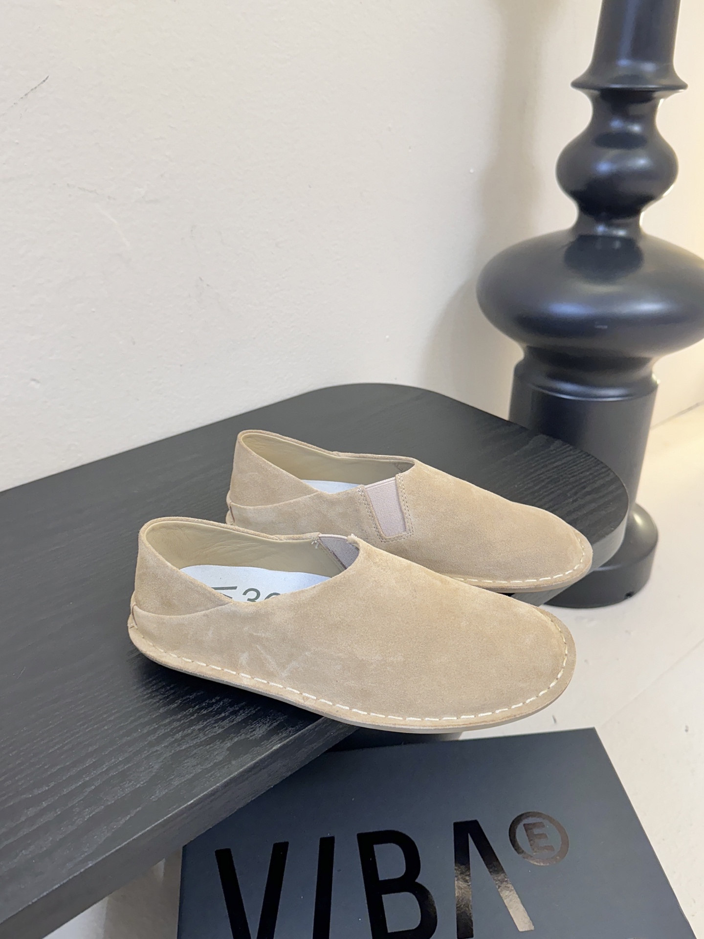 VIBAe来自芬兰，由五位挚友以冒险精神创立的鞋履品牌。“VIBAe”在芬兰语中意为“氛围”，而这个词语