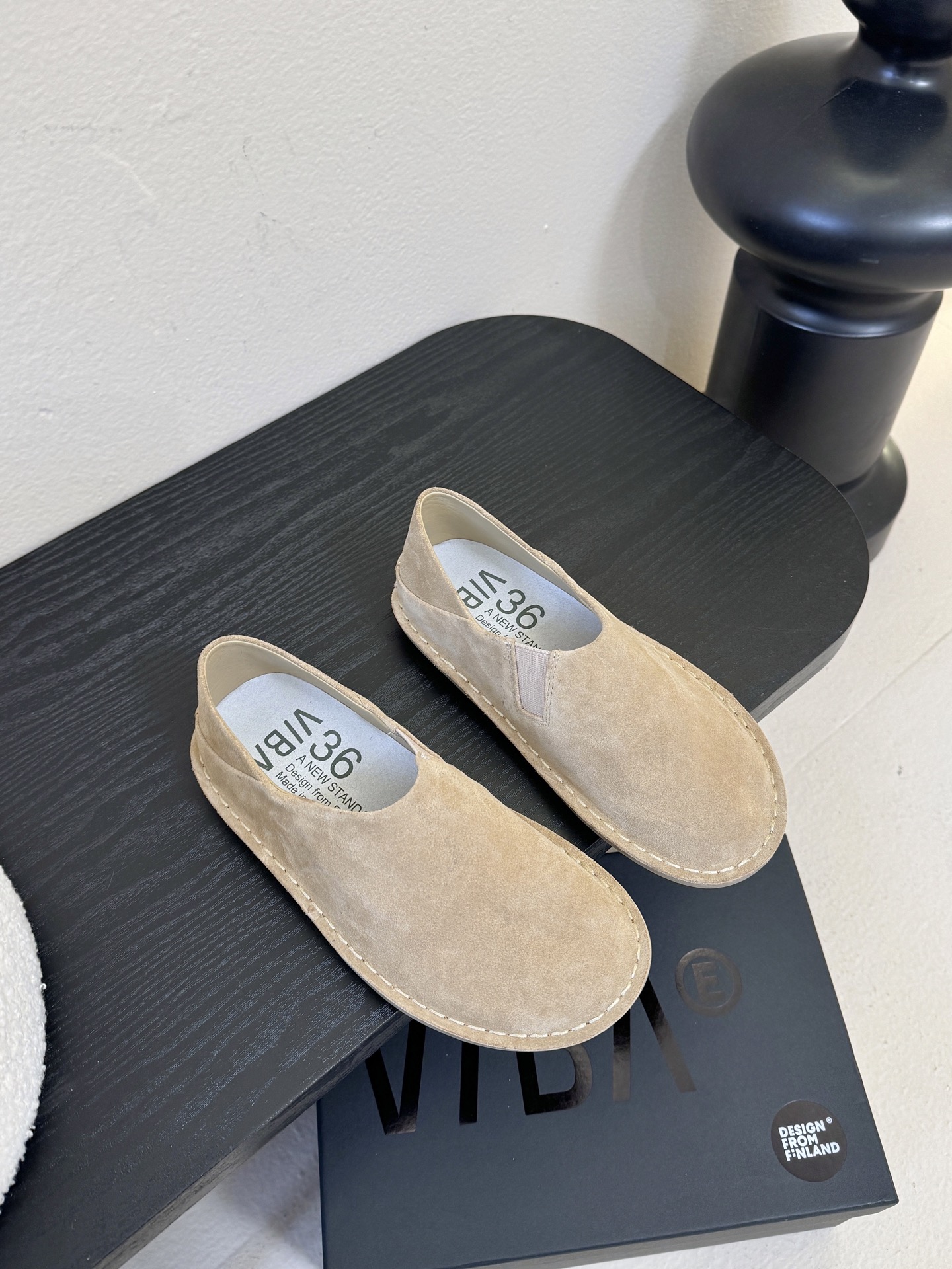 VIBAe来自芬兰，由五位挚友以冒险精神创立的鞋履品牌。“VIBAe”在芬兰语中意为“氛围”，而这个词语