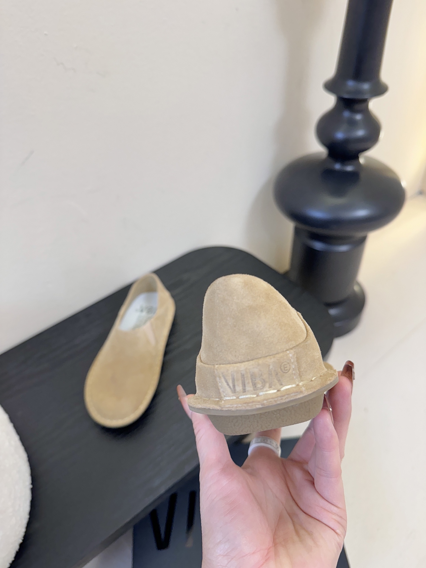 VIBAe来自芬兰，由五位挚友以冒险精神创立的鞋履品牌。“VIBAe”在芬兰语中意为“氛围”，而这个词语