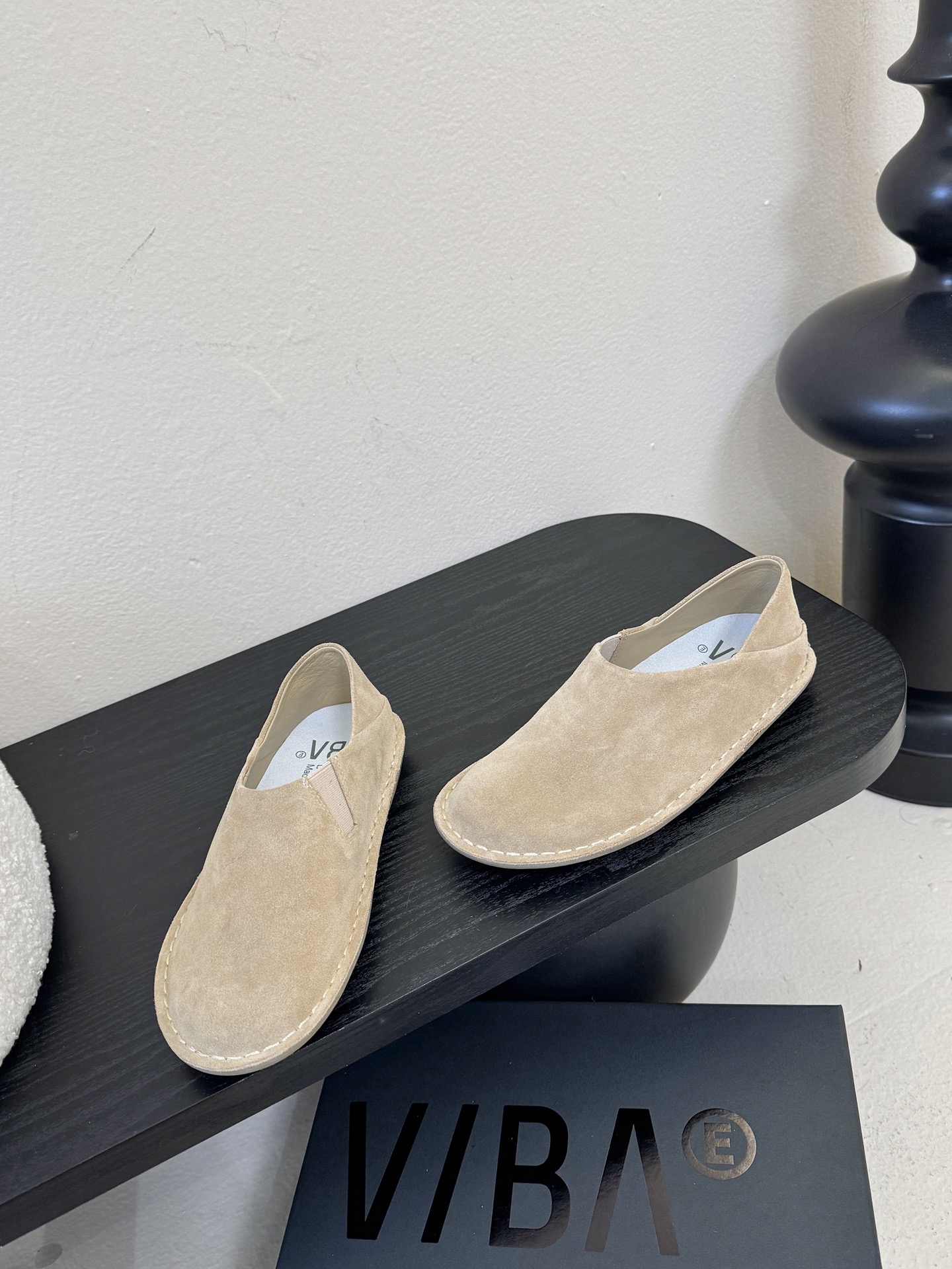 VIBAe来自芬兰，由五位挚友以冒险精神创立的鞋履品牌。“VIBAe”在芬兰语中意为“氛围”，而这个词语