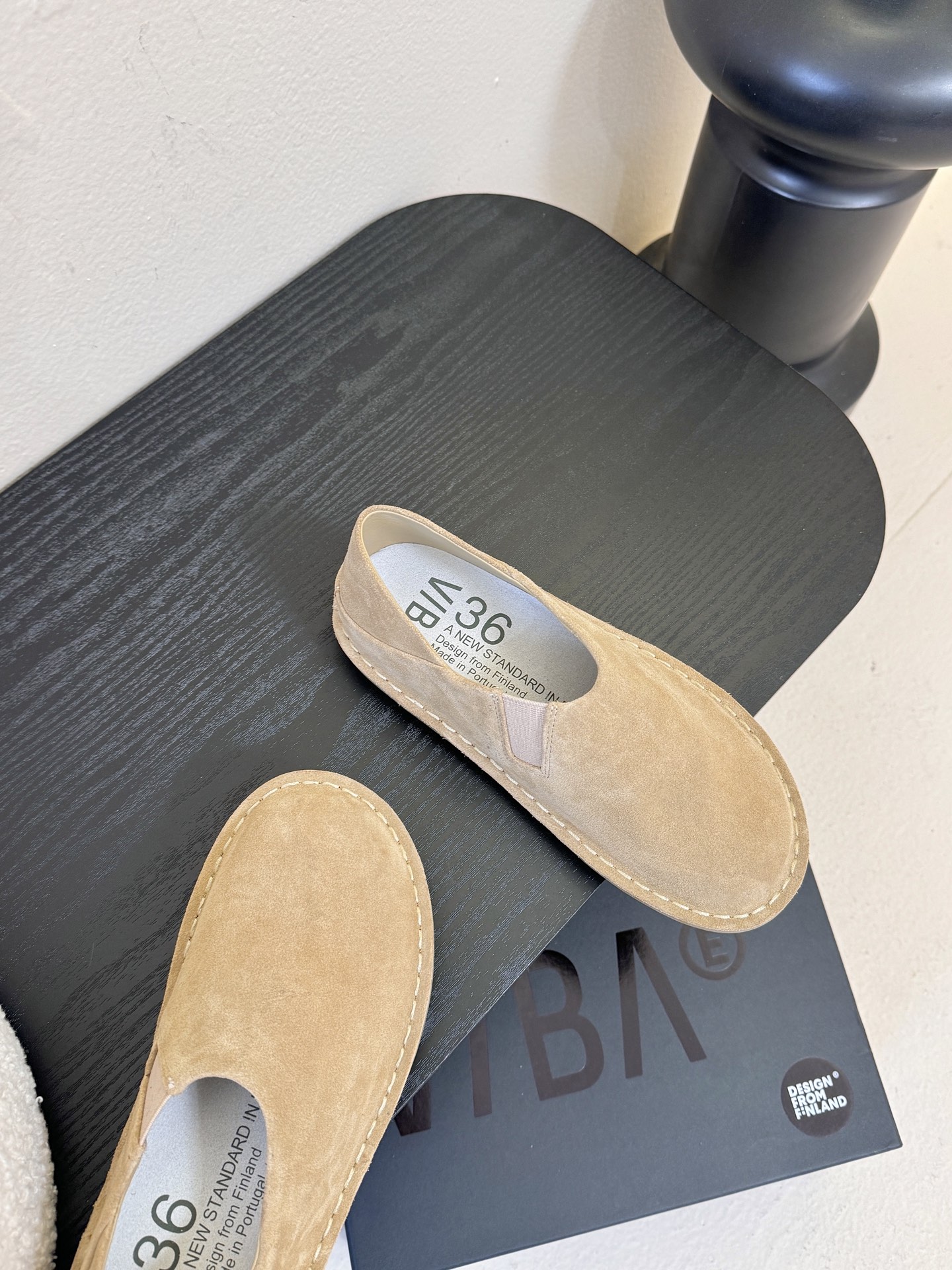 VIBAe来自芬兰，由五位挚友以冒险精神创立的鞋履品牌。“VIBAe”在芬兰语中意为“氛围”，而这个词语