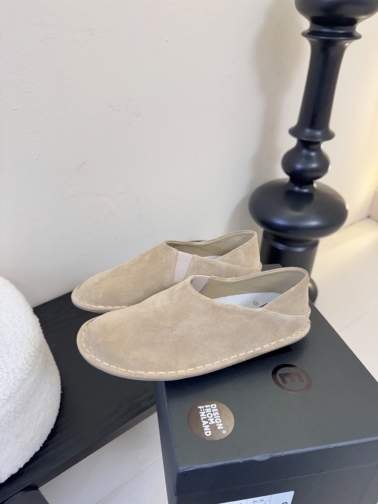 VIBAe来自芬兰，由五位挚友以冒险精神创立的鞋履品牌。“VIBAe”在芬兰语中意为“氛围”，而这个词语