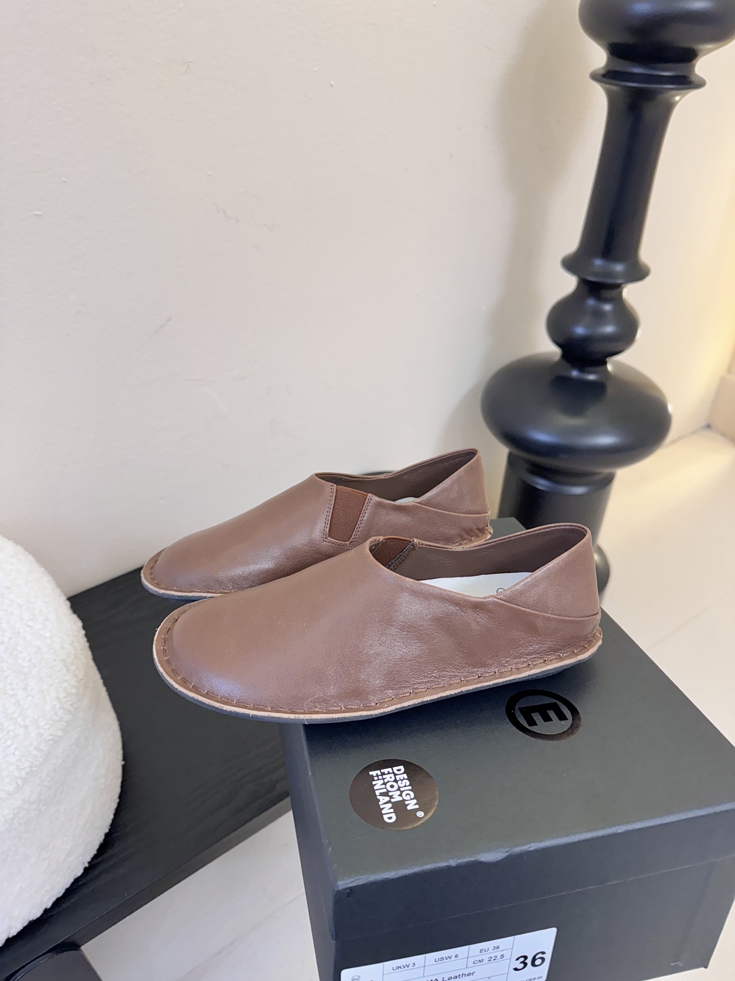 VIBAe来自芬兰，由五位挚友以冒险精神创立的鞋履品牌。“VIBAe”在芬兰语中意为“氛围”，而这个词语