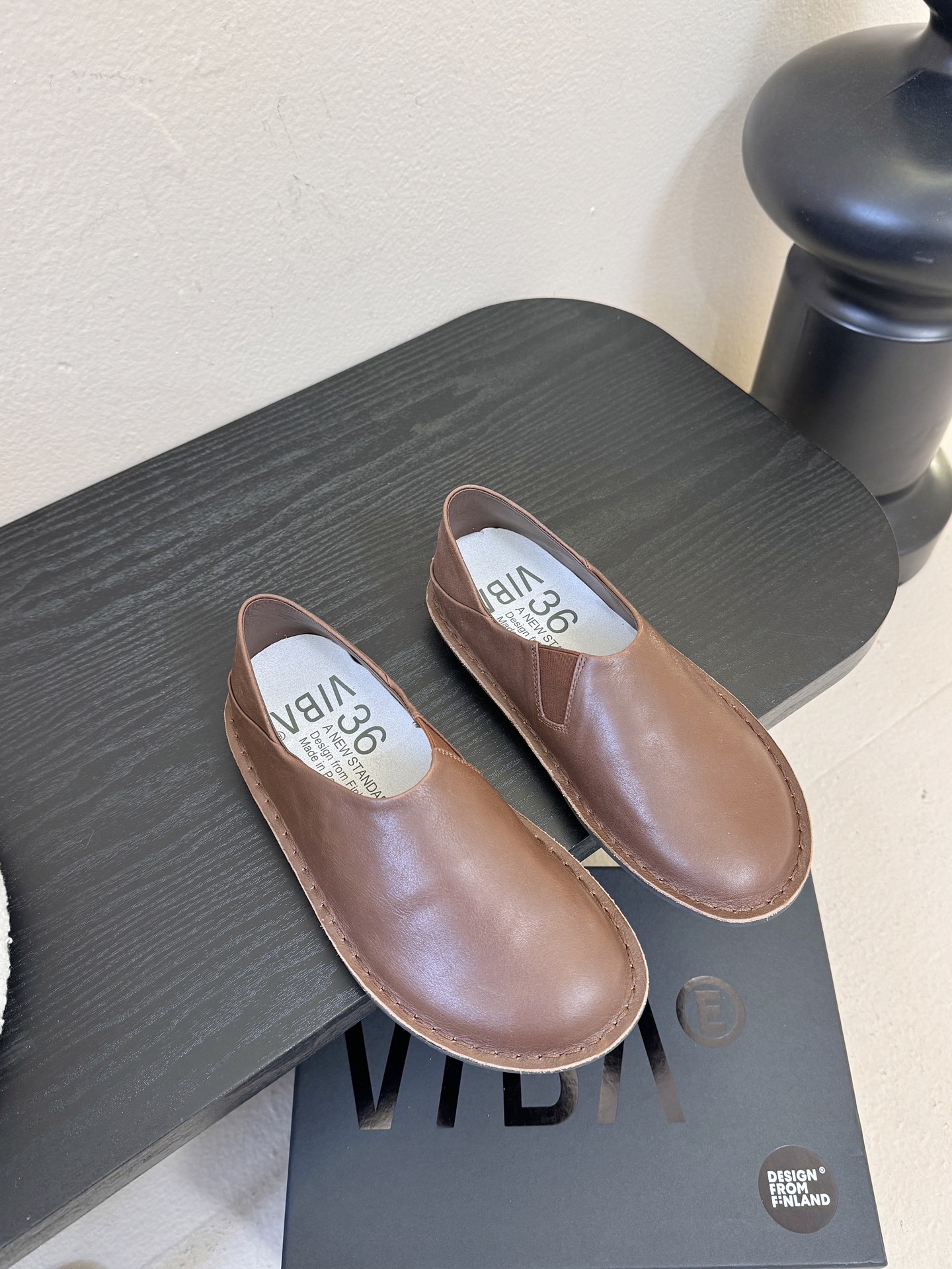 VIBAe来自芬兰，由五位挚友以冒险精神创立的鞋履品牌。“VIBAe”在芬兰语中意为“氛围”，而这个词语