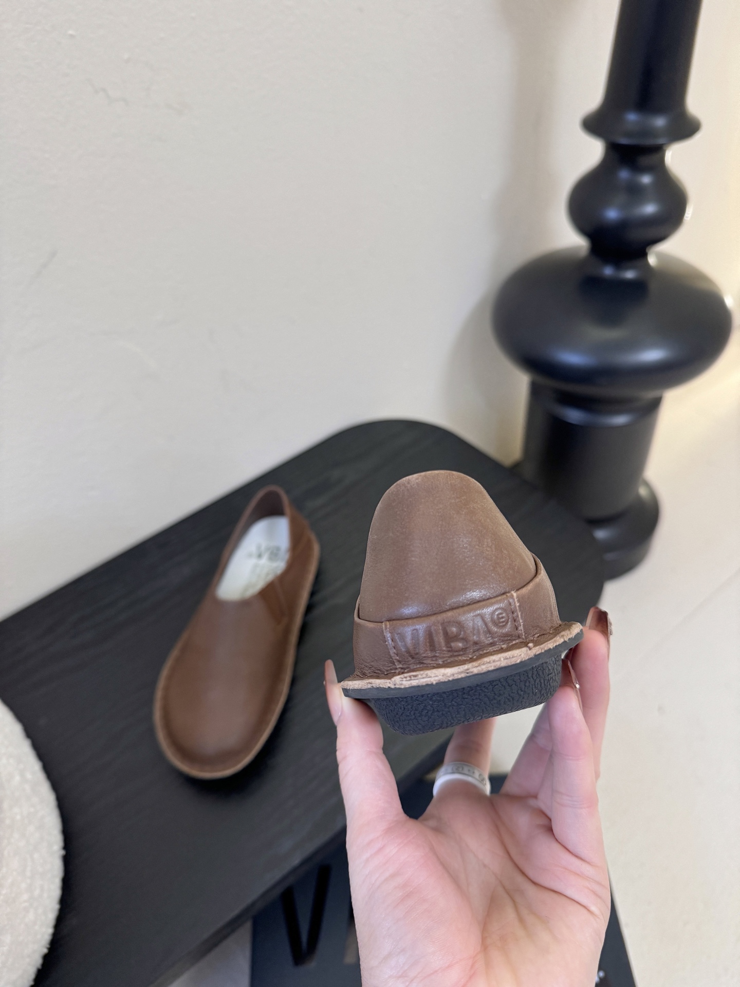 VIBAe来自芬兰，由五位挚友以冒险精神创立的鞋履品牌。“VIBAe”在芬兰语中意为“氛围”，而这个词语