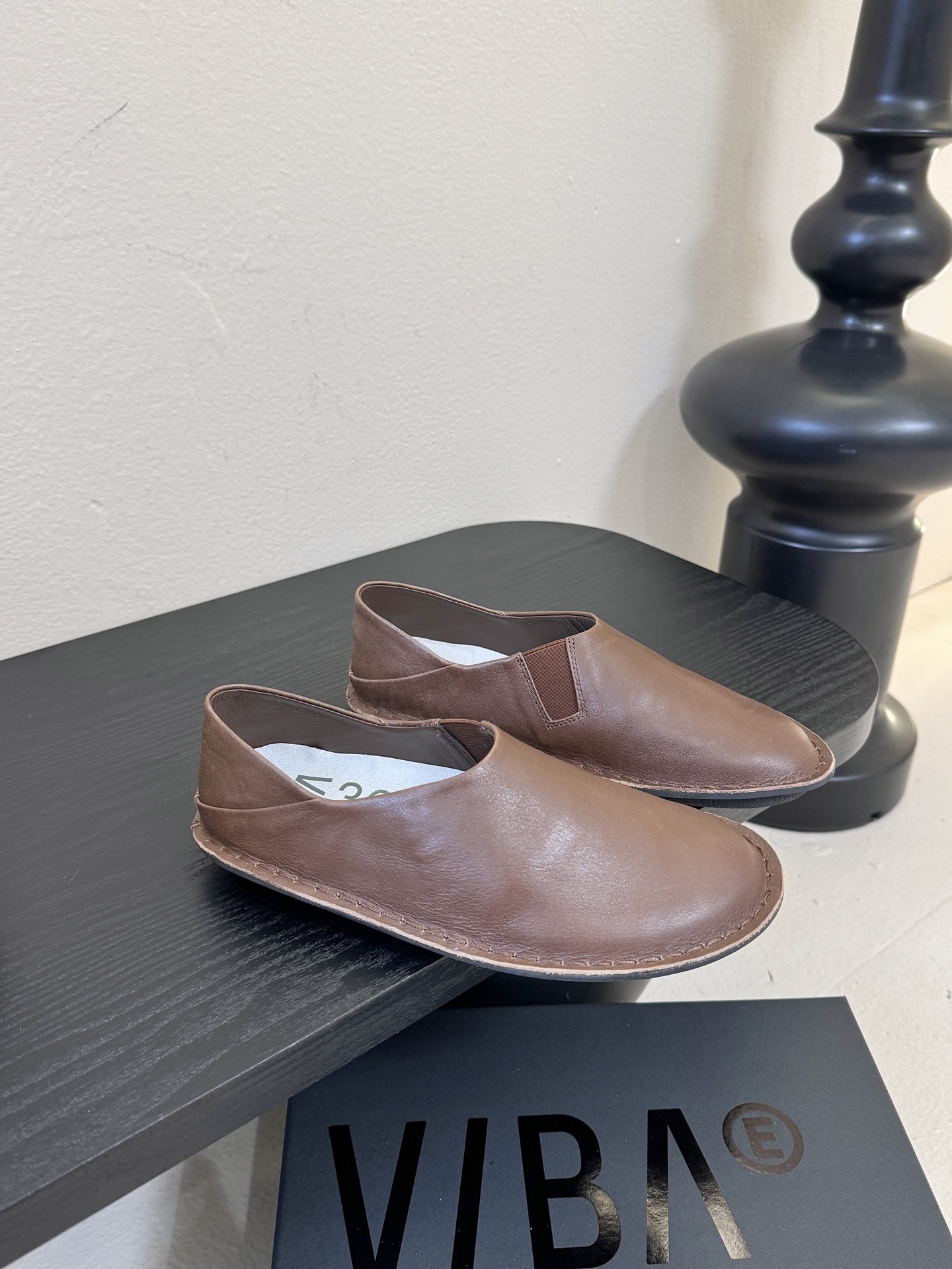 VIBAe来自芬兰，由五位挚友以冒险精神创立的鞋履品牌。“VIBAe”在芬兰语中意为“氛围”，而这个词语