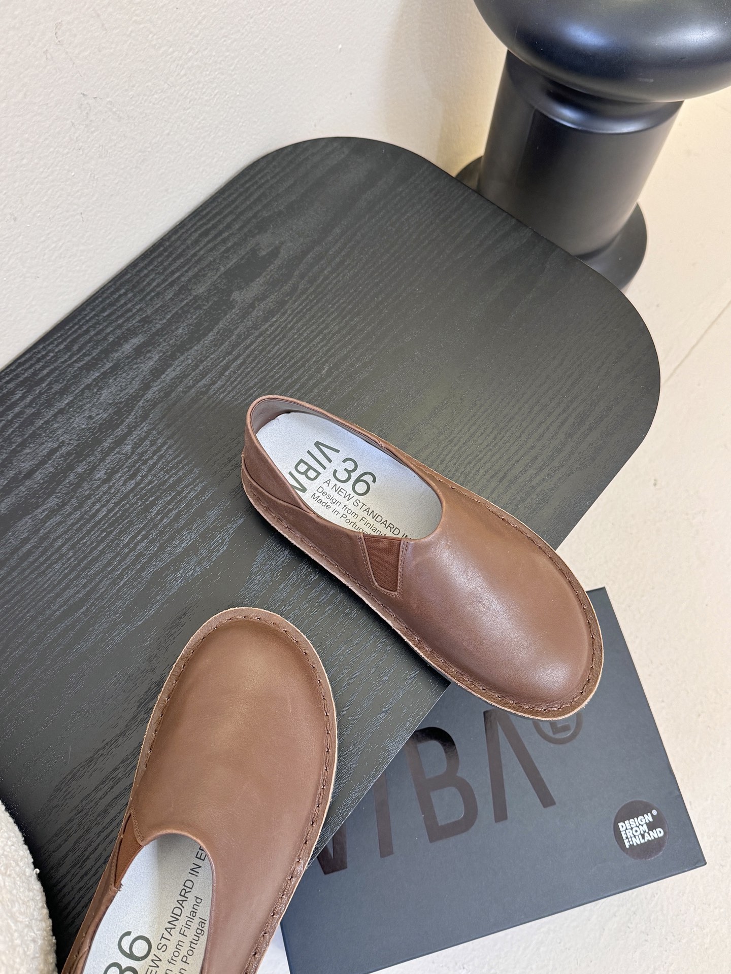 VIBAe来自芬兰，由五位挚友以冒险精神创立的鞋履品牌。“VIBAe”在芬兰语中意为“氛围”，而这个词语