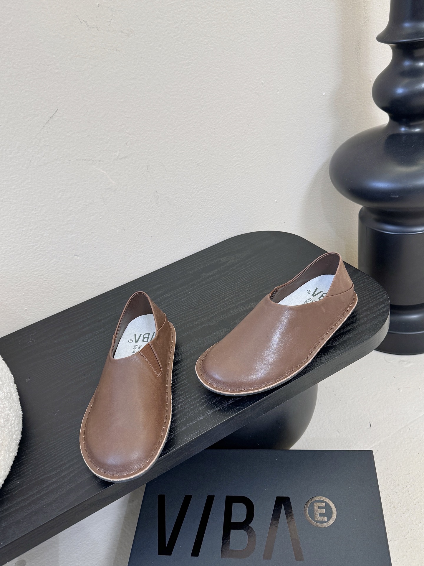 VIBAe来自芬兰，由五位挚友以冒险精神创立的鞋履品牌。“VIBAe”在芬兰语中意为“氛围”，而这个词语