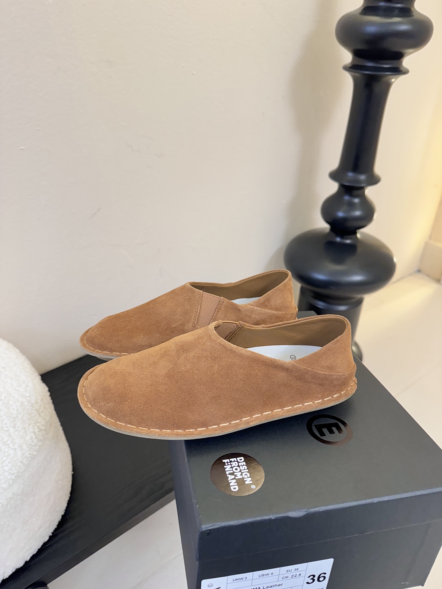 VIBAe来自芬兰，由五位挚友以冒险精神创立的鞋履品牌。“VIBAe”在芬兰语中意为“氛围”，而这个词语