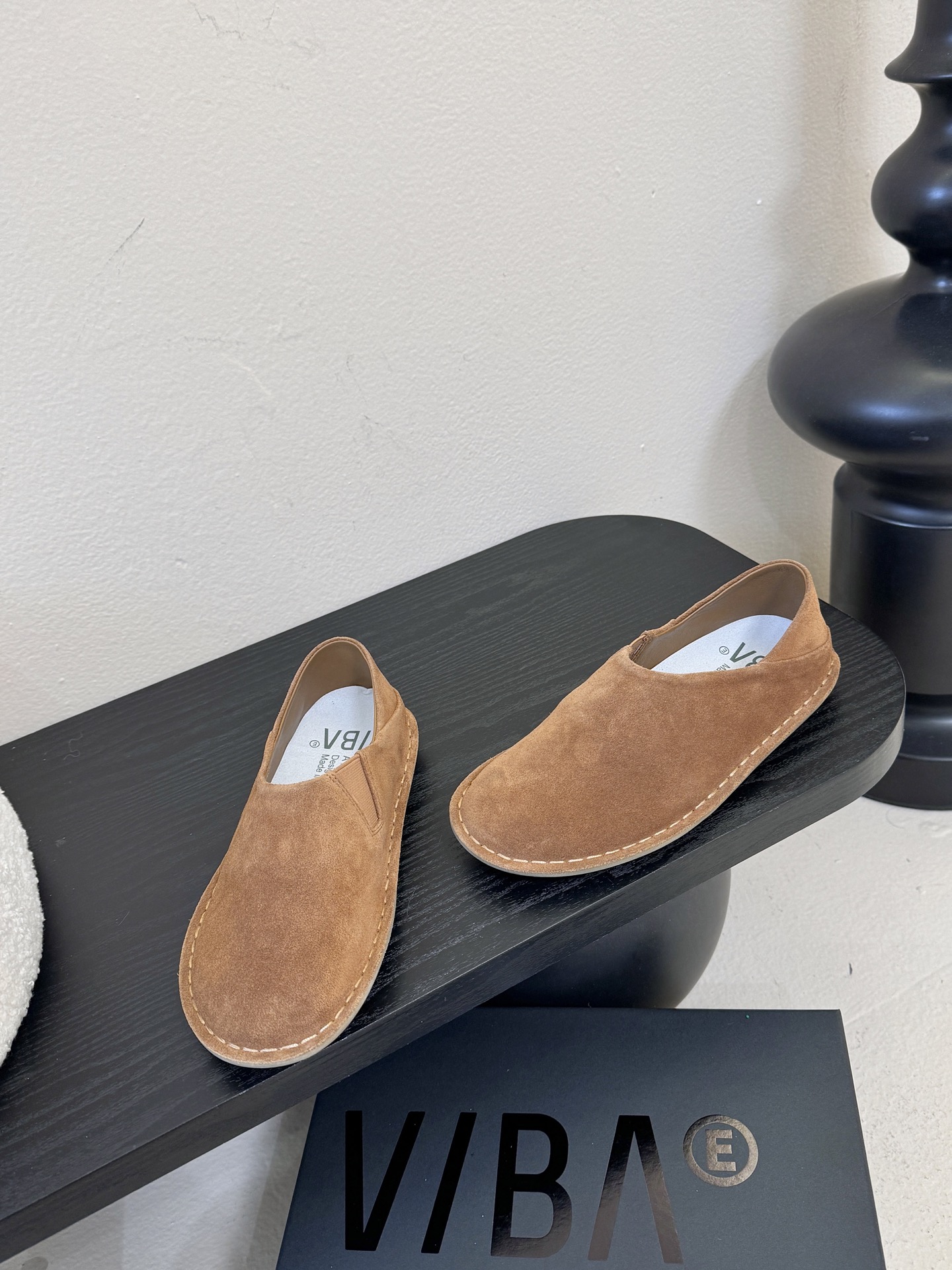 VIBAe来自芬兰，由五位挚友以冒险精神创立的鞋履品牌。“VIBAe”在芬兰语中意为“氛围”，而这个词语