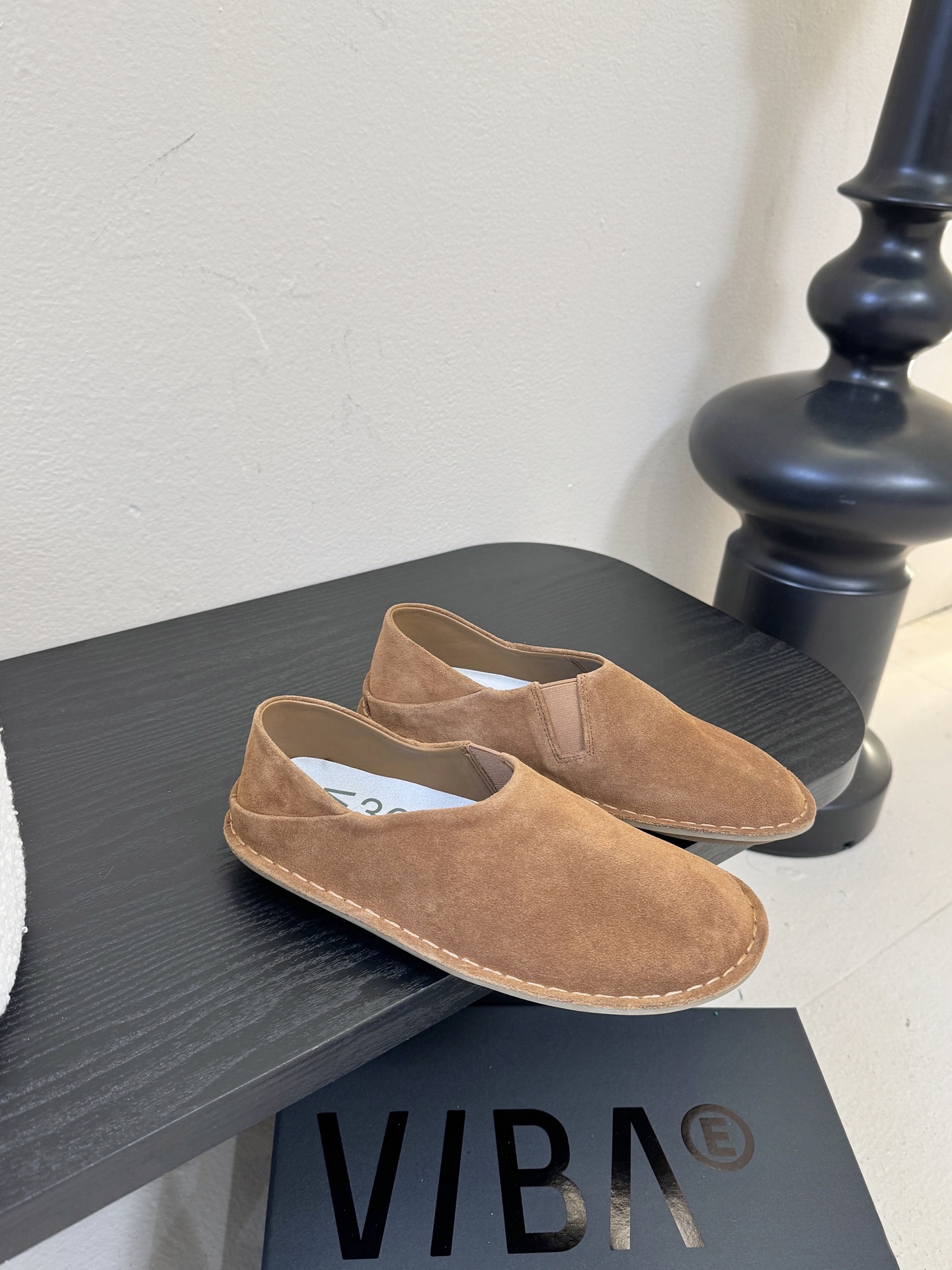 VIBAe来自芬兰，由五位挚友以冒险精神创立的鞋履品牌。“VIBAe”在芬兰语中意为“氛围”，而这个词语