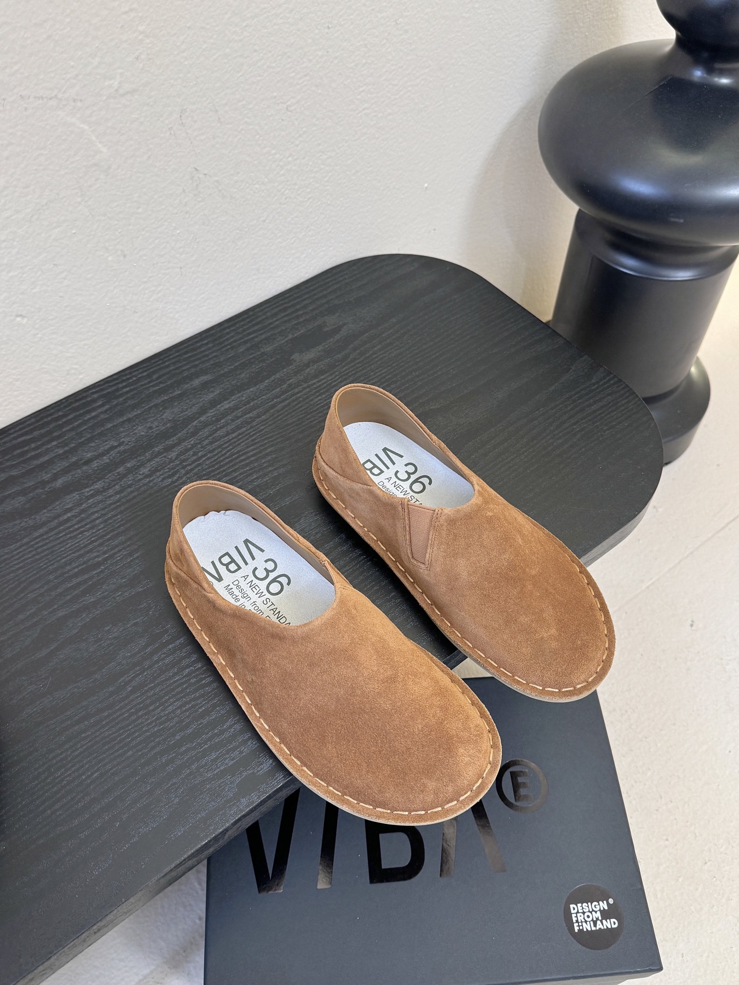 VIBAe来自芬兰，由五位挚友以冒险精神创立的鞋履品牌。“VIBAe”在芬兰语中意为“氛围”，而这个词语