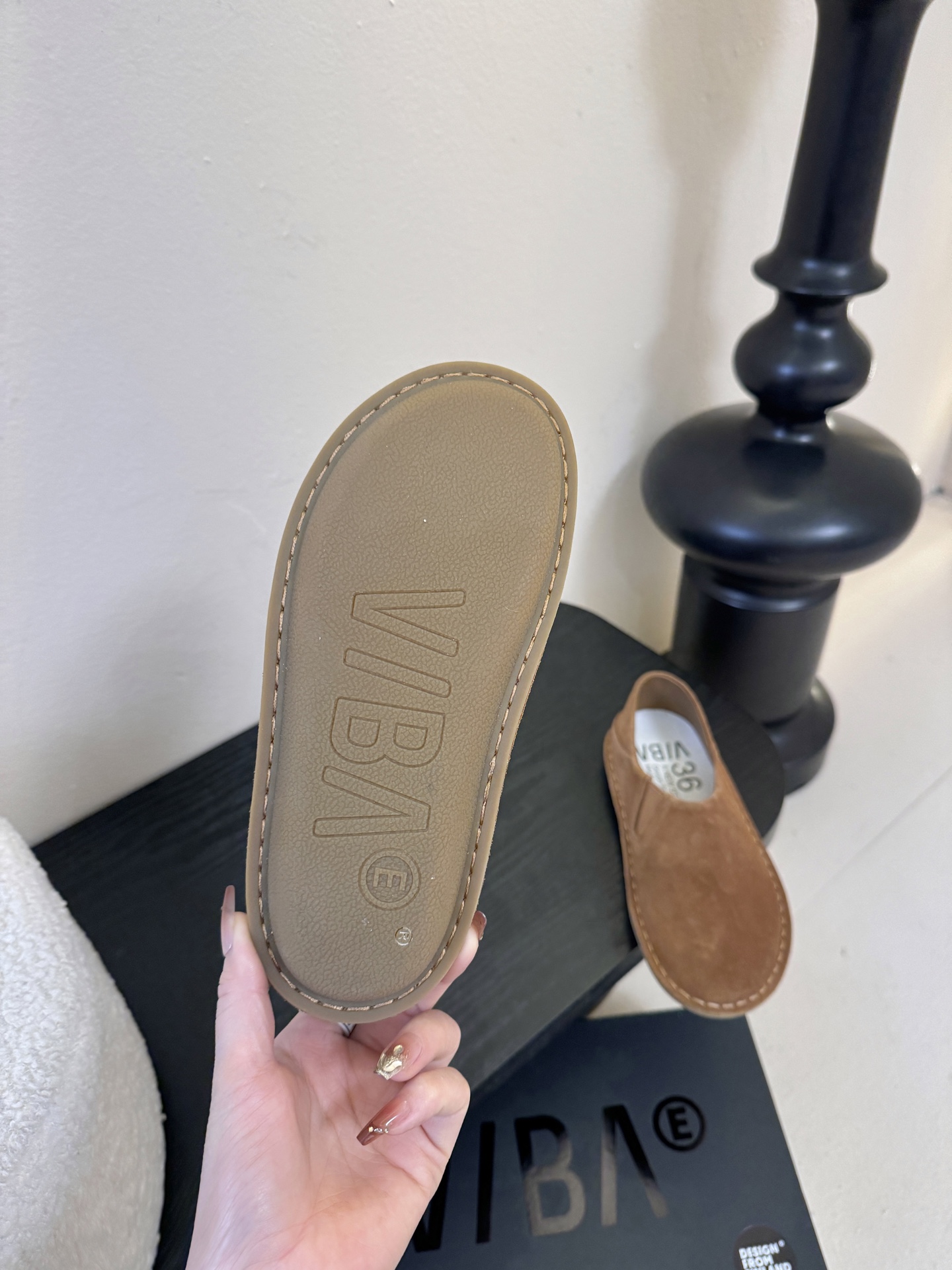 VIBAe来自芬兰，由五位挚友以冒险精神创立的鞋履品牌。“VIBAe”在芬兰语中意为“氛围”，而这个词语