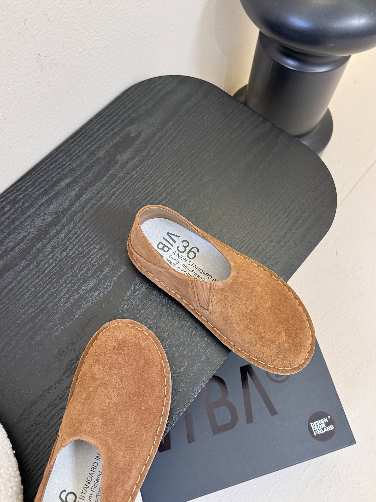 VIBAe来自芬兰，由五位挚友以冒险精神创立的鞋履品牌。“VIBAe”在芬兰语中意为“氛围”，而这个词语