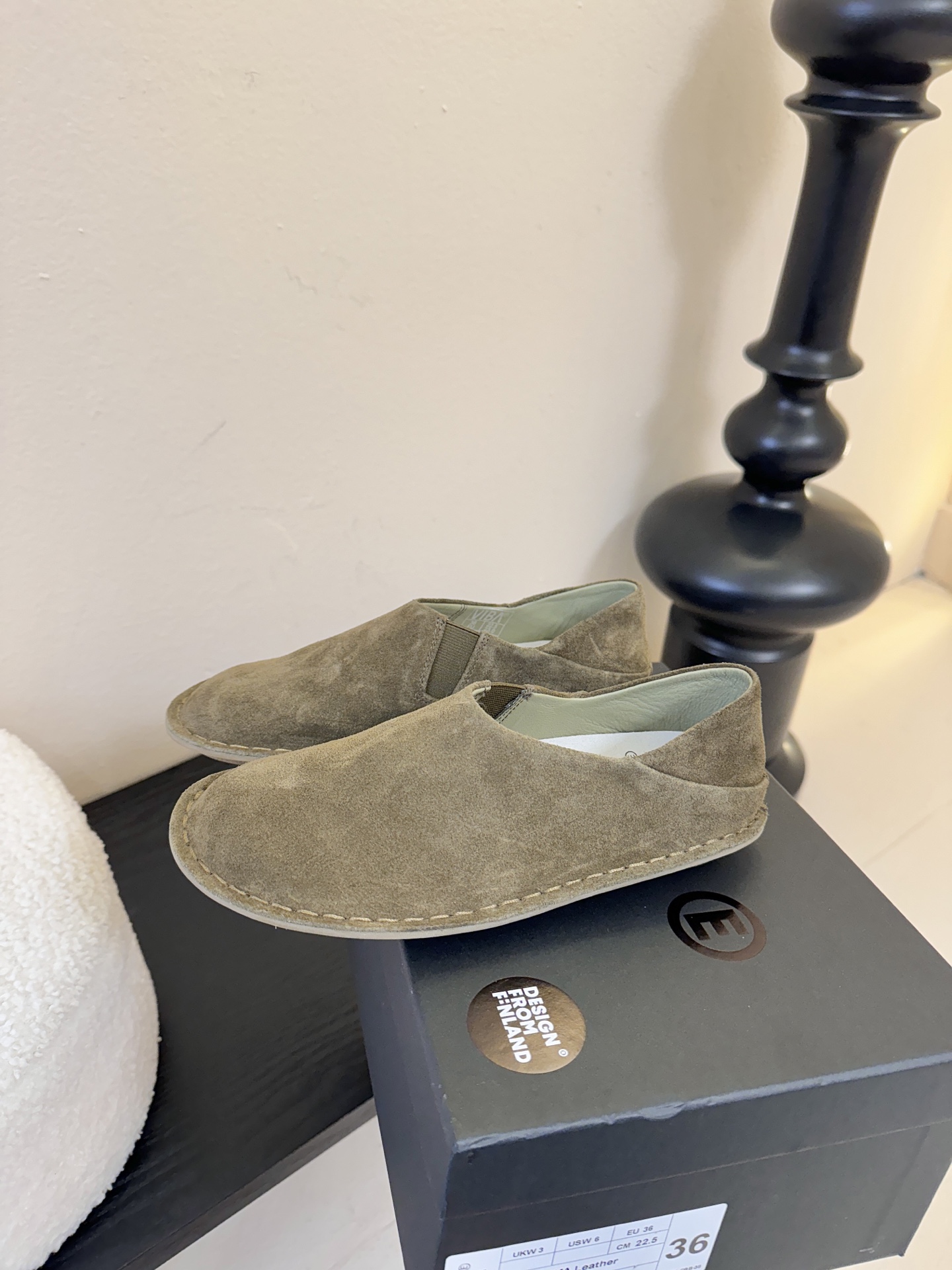 VIBAe来自芬兰，由五位挚友以冒险精神创立的鞋履品牌。“VIBAe”在芬兰语中意为“氛围”，而这个词语