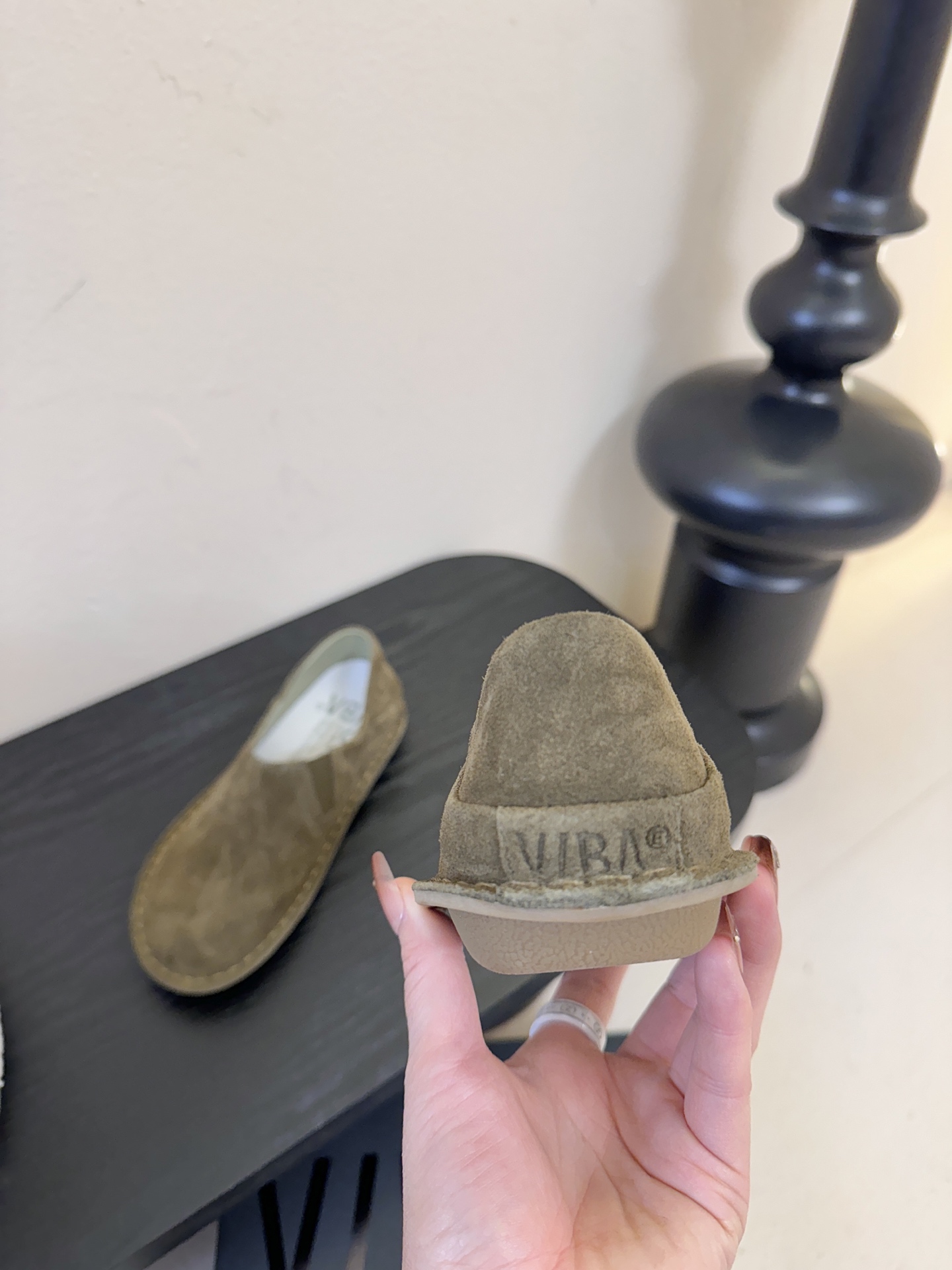 VIBAe来自芬兰，由五位挚友以冒险精神创立的鞋履品牌。“VIBAe”在芬兰语中意为“氛围”，而这个词语