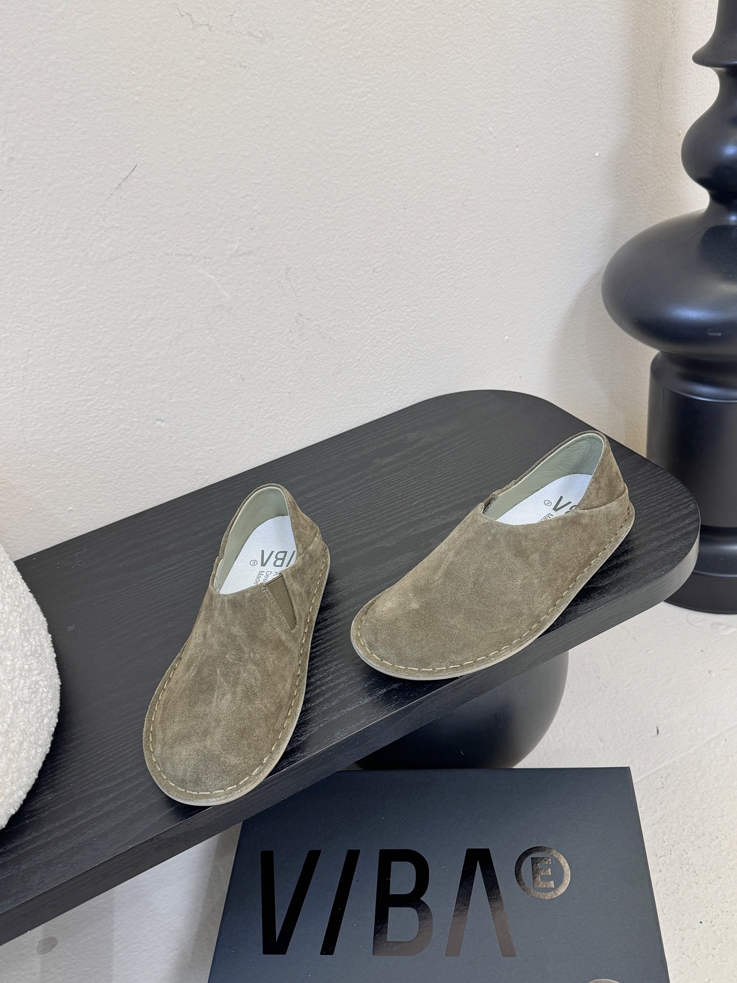 VIBAe来自芬兰，由五位挚友以冒险精神创立的鞋履品牌。“VIBAe”在芬兰语中意为“氛围”，而这个词语