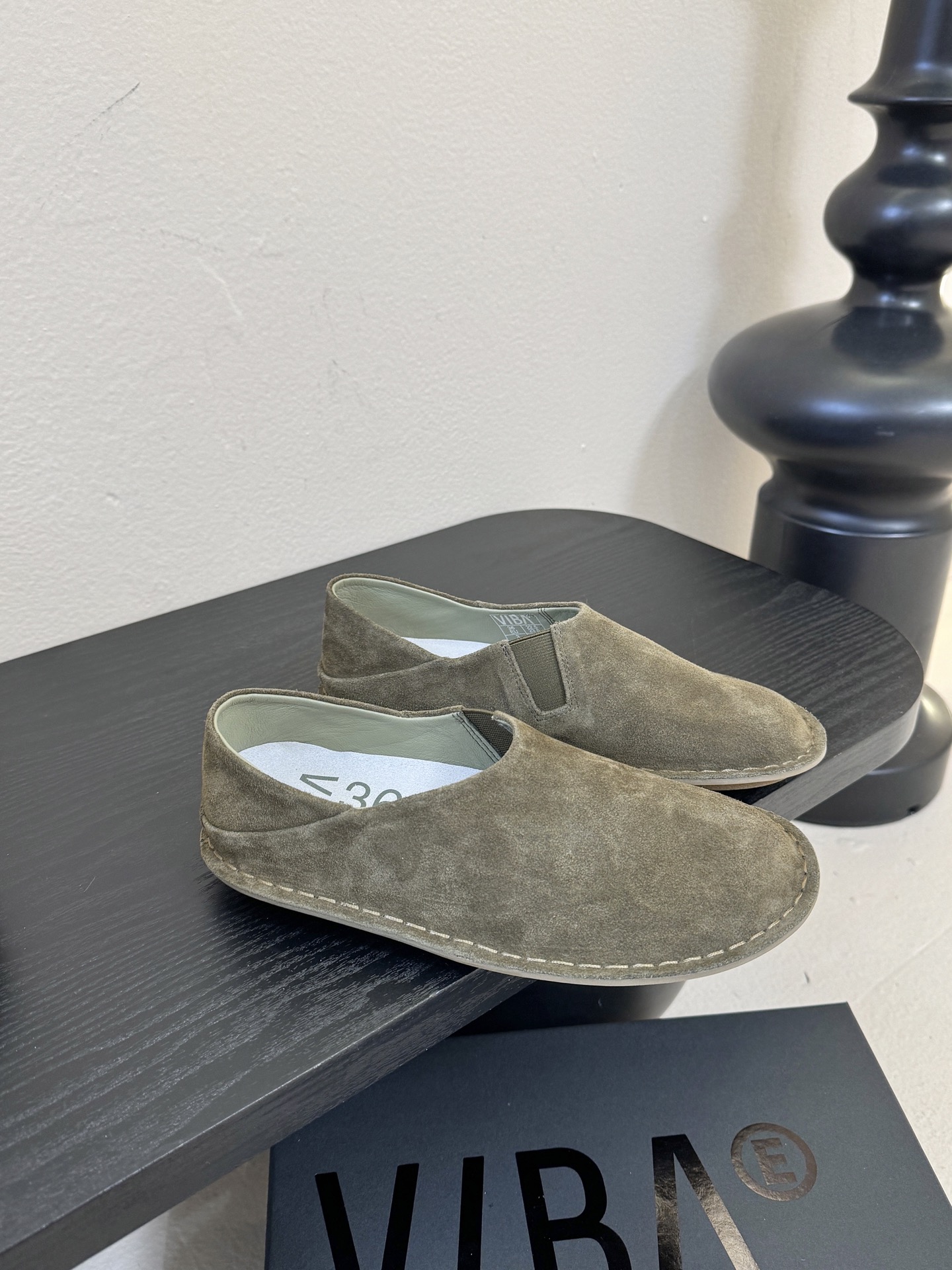 VIBAe来自芬兰，由五位挚友以冒险精神创立的鞋履品牌。“VIBAe”在芬兰语中意为“氛围”，而这个词语