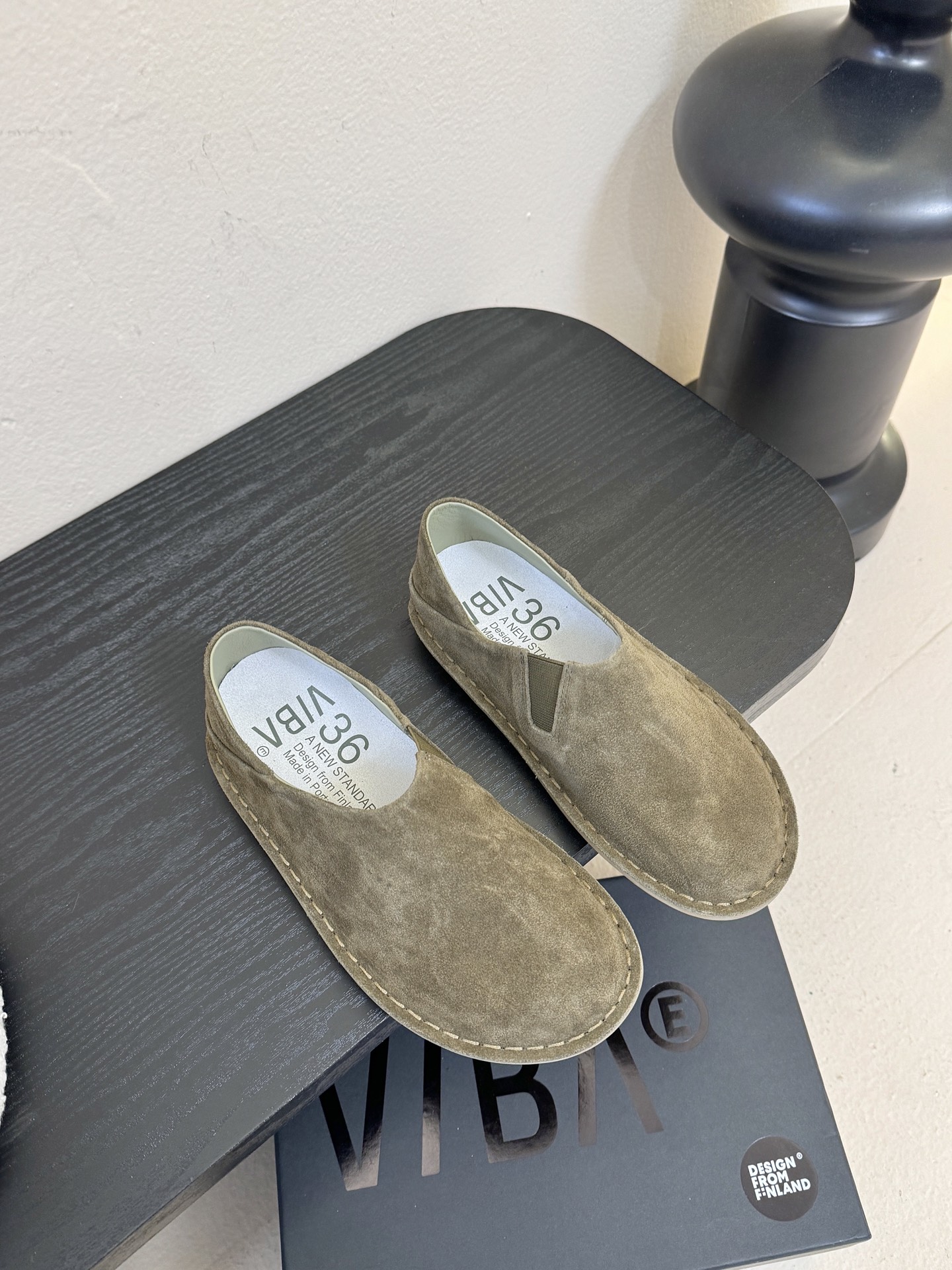 NO:706096,VIBAe comes from Finland, a shoe brand founded by five friends with an adventurous spirit. 'VIBAe' means 'atmosphere' in Finnish, and this word is being redefined by wearers around the world. It takes comfort and ecological ingenuity as the core, integrates Portuguese century-old craftsmanship and ergonomic design, and has its footprints in more than 150 countries. It is more than a pair of shoes, it is a 'second skin' connected to the world. The upper material is imported vegetable tanned cowhide, and the lining material is imported sheepskin.  Original consistent non-slip outsole, loafers, loafers, cowhide, sheepskin19860909VIBAe来自芬兰,由五位挚友以冒险精神创立的鞋履品牌.“VIBAe”在芬兰语中意为“氛围”,而这个词语正在被全球穿着者重新定义,以舒适与生态匠心为核心,融合葡萄牙百年工艺与人体工学设计,足迹遍及150多国.它不止是一双鞋,更是与世界相连的“第二层皮肤” 鞋面材质进口植鞣牛皮 内里材质进口羊皮 原版一致防滑大底,乐福鞋,loafers,cowhide,sheepskin,Women's Shoes