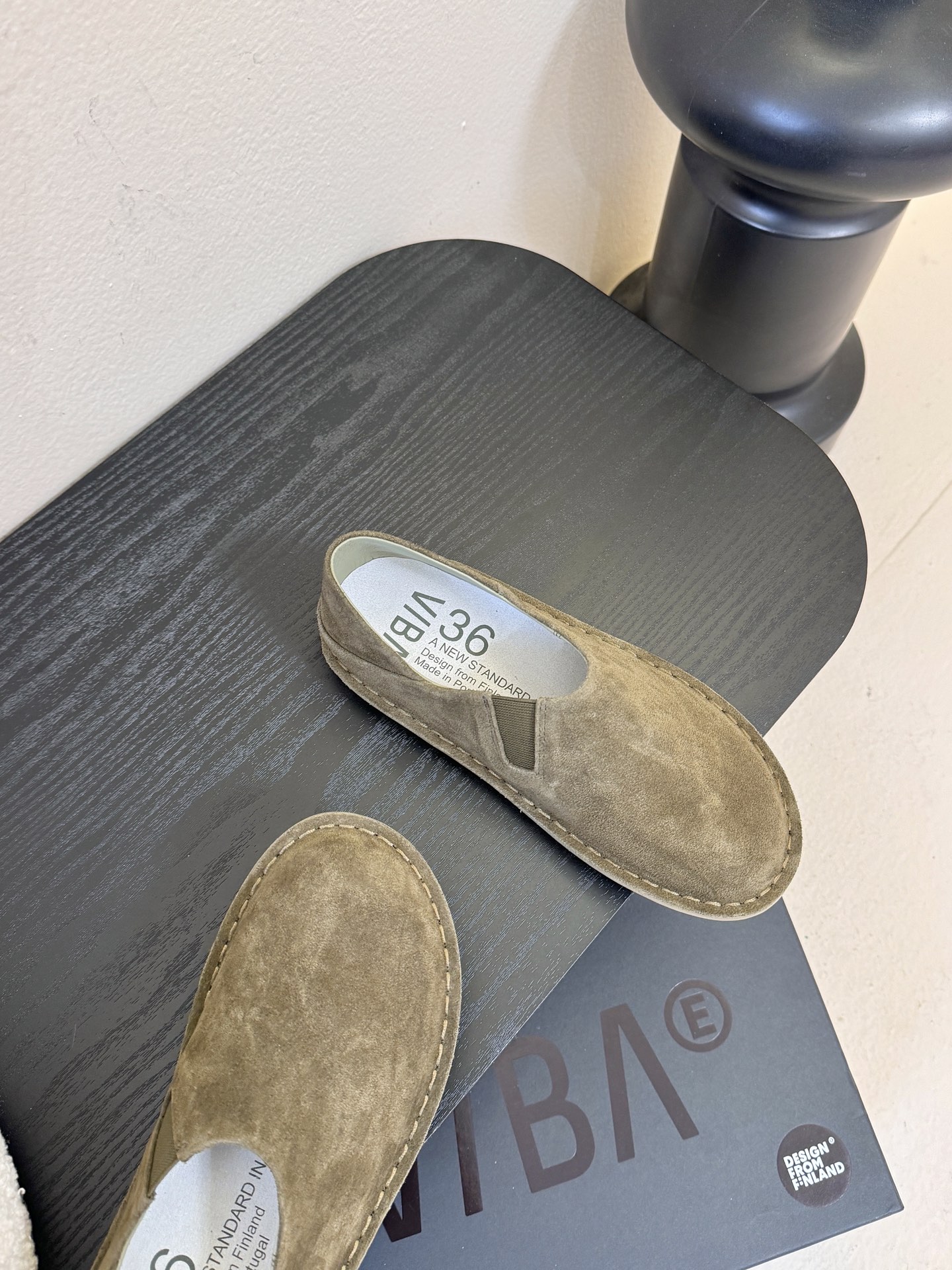 VIBAe来自芬兰，由五位挚友以冒险精神创立的鞋履品牌。“VIBAe”在芬兰语中意为“氛围”，而这个词语